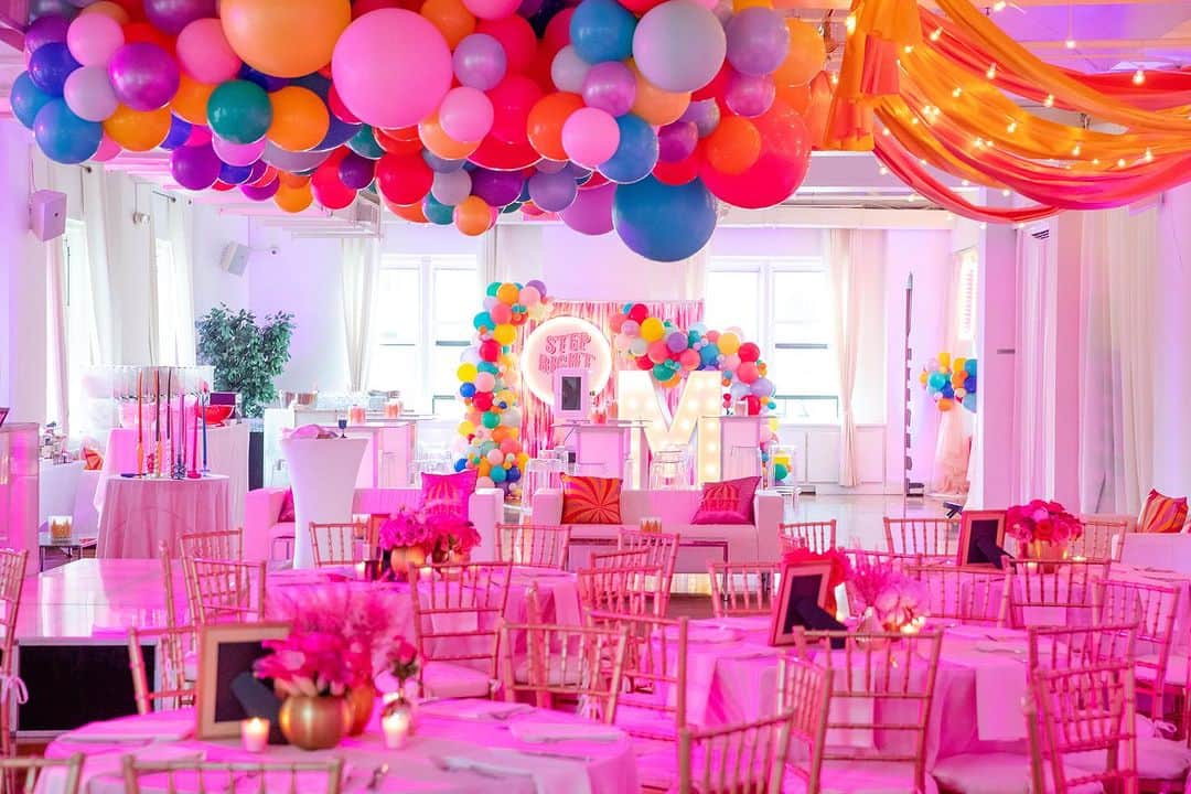 のインスタグラム：「It’s been almost a year since Mazzy’s Bat Mitzvah, but now that I have a little distance from it, plus the professional photos to share, I was finally able to gather my thoughts and write about the party, which was better than I ever could have imagined. Colorful, fun, whimsical… with just the right amount of fanciness. Mazzy was thrilled with how everything turned out (which was the most important part!), the guests all had a fabulous time and I could not have left that party happier. That all being said, I learned a lot from throwing my first Bat Mitzvah so I want to give you guys all the lessons. The things I wouldn’t change, as well as the things I will do differently next time. It’s a long post, so Substack is making me split it up into parts. Go to the link in my bio for Part One. If you need to catch up, I also put links to everything I have written about the Bat Mitzvah so far— an explainer about the planning process, a post about watching Mazzy read from the torah at her service, the speech I gave at the party, and a video of the all important Bat Mitzvah Montage. I’ve been thinking a lot about why it’s been so hard for me to write this final post about the party, and I think there are two reasons. 1) It was a very emotional day and a lot to process. 2) In my effort to “be present in the moment” I had to let go of documenting the party myself. This was the first major (or minor) event in Mazzy’s life that I have done that. It’s a good thing and the right call (@daverobbinsphotography did a beautiful job of capturing the day), but not having my own perspective made the post a little harder to put together after the fact. Content creator problems!」