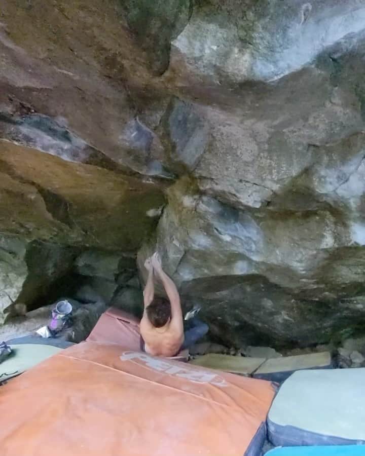 ドメン・スコフィッチのインスタグラム：「My luggage was lost on the way back home from 🇳🇴 so I decided to join my OG friends and try to boulder in Zillertal 😆  🎞️ by @alex89saso 🙏🏻」