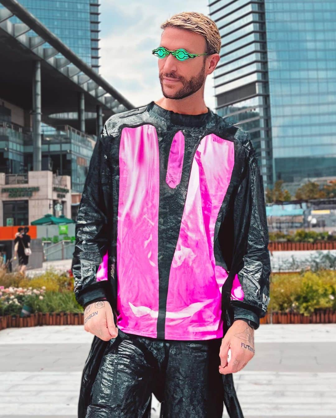 ドン・ディアブロのインスタグラム：「12 hours in China 🇨🇳 1 New sunglasses, who dis 😎 2 Ready to rock EDC China 🚀 3 This baby drops tomorrow 🔥 4 We will rock you - Kids version 👶🏼 5 Really means a lot seeing so many fans rock up after not being able to make it out to China for almost 4 years 🙏🏻❤️!」