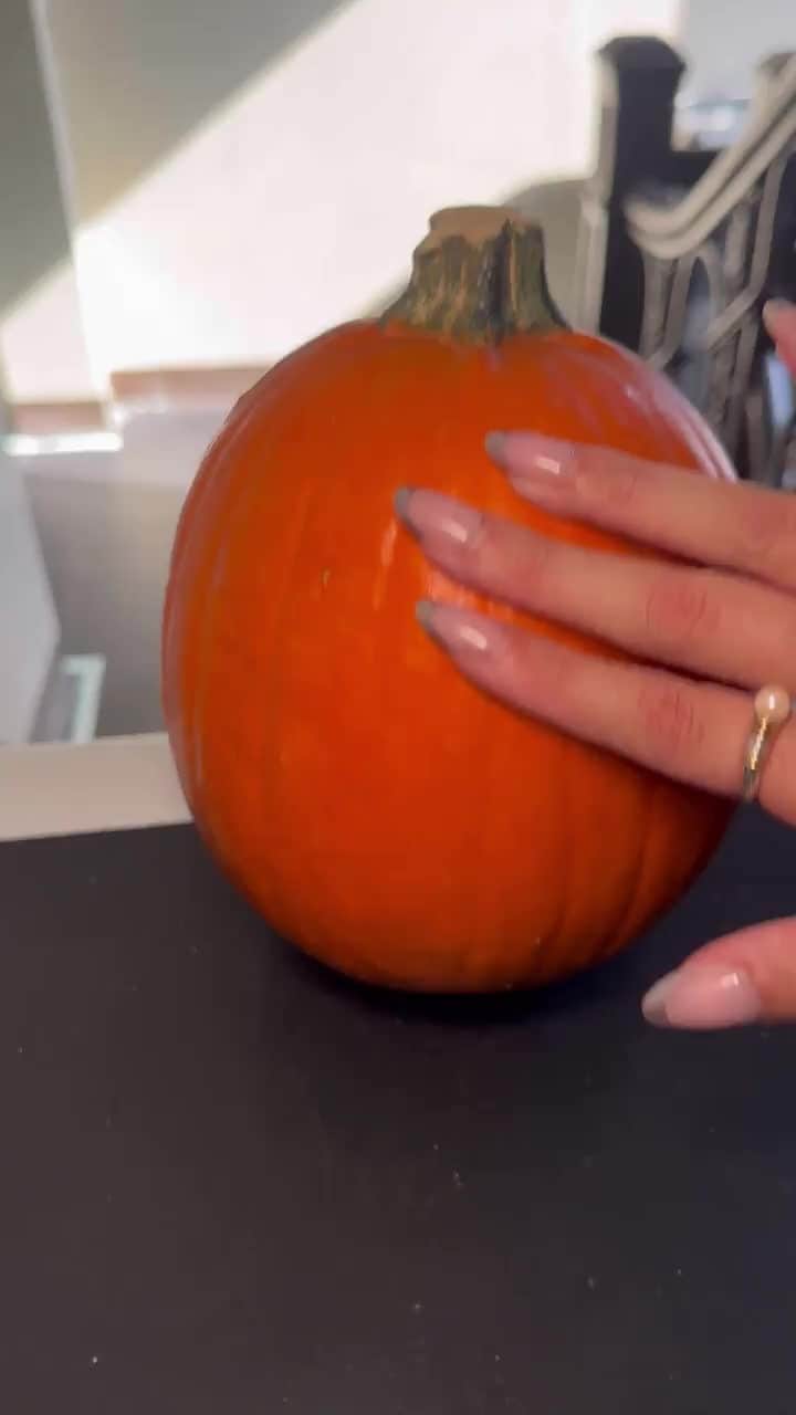 C.O. Bigelowのインスタグラム：「This is how we do a fall transition! 🍂🎃🍁」
