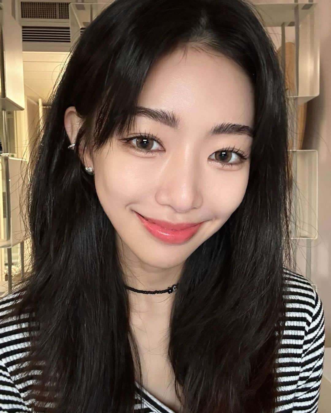 キム・ヨンソさんのインスタグラム写真 - (キム・ヨンソInstagram)「#제품협찬 @olens_official   뉴진스가 PICK한 렌즈! 맑고 화사한 멜팅 컬러감으로 생기있는 눈빛 완성시켜주는 닐스 원데이 착용해 봤어요💖 은은한 투톤 컬러감으로 생기 있는 눈동자 연출을 도와주고, 짙은 써클 라인으로 또렷한 눈동자 연출까지!  또렷한 인상을 주시고 싶으신 분들 모이세요!!  직경 큰 렌즈 좋아 하시는 분들도 컴컴!!🫢  #오렌즈 #OLENS #닐스 #생기톤업 #원데이렌즈 #네츄럴렌즈 #데일리렌즈 #렌즈추천 #뉴진스렌즈 #해린렌즈」10月6日 2時04分 - yeoni__me