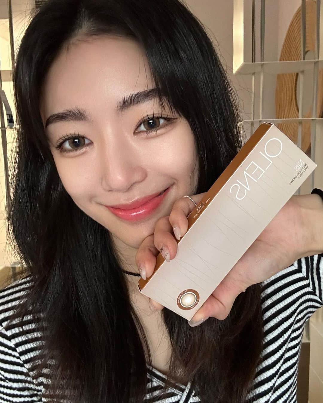 キム・ヨンソさんのインスタグラム写真 - (キム・ヨンソInstagram)「#제품협찬 @olens_official   뉴진스가 PICK한 렌즈! 맑고 화사한 멜팅 컬러감으로 생기있는 눈빛 완성시켜주는 닐스 원데이 착용해 봤어요💖 은은한 투톤 컬러감으로 생기 있는 눈동자 연출을 도와주고, 짙은 써클 라인으로 또렷한 눈동자 연출까지!  또렷한 인상을 주시고 싶으신 분들 모이세요!!  직경 큰 렌즈 좋아 하시는 분들도 컴컴!!🫢  #오렌즈 #OLENS #닐스 #생기톤업 #원데이렌즈 #네츄럴렌즈 #데일리렌즈 #렌즈추천 #뉴진스렌즈 #해린렌즈」10月6日 2時04分 - yeoni__me