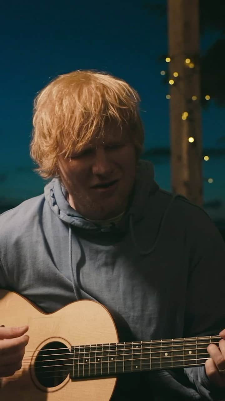 エド・シーランのインスタグラム：「Here is me singing Blue from Autumn Variations. I had lost my voice this day so apologies for the missing notes, but the wibe is there x」