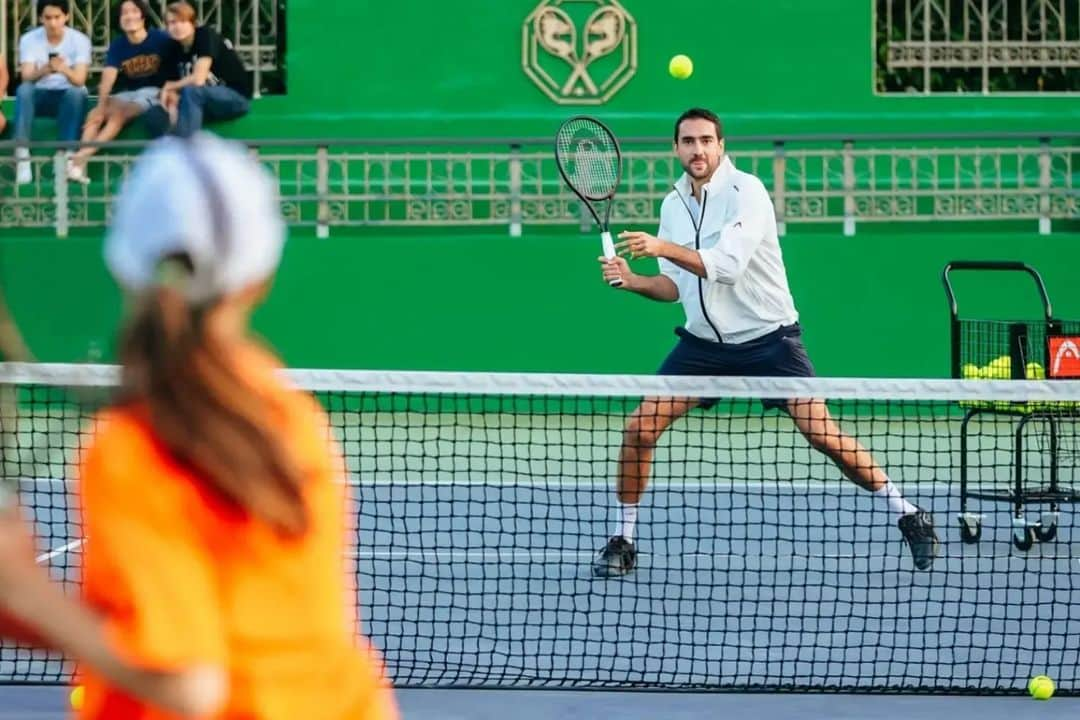 マリン・チリッチさんのインスタグラム写真 - (マリン・チリッチInstagram)「Great hitting session with some future tennis stars at Shanghai Racquet Club 🌟🎾😎⠀ .⠀ .⠀ #teamHead @headtennis_official @headsportswear #tennis #futurechampions #reachforyoursky」10月6日 2時08分 - marincilic