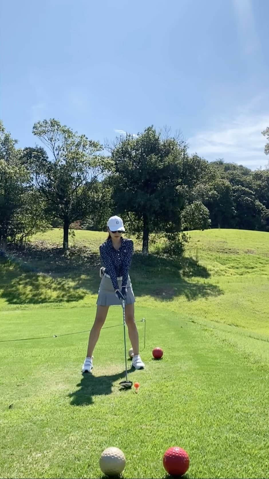 金ケ江悦子のインスタグラム：「* golf swing🏌️‍♀️  私が意識してることは スイングが綺麗な人の動画をひたすら見て スクショして 自分の動画を撮って どこの向きがどう違うのか… その動きや角度を上手い人のと細かく見比べること。  そして その誤差の角度を意識して 次にトライしてみる。  そして また見比べてみる。  理に叶った動きは美しい思ってるので これの繰り返し😂︎︎︎‼︎  (めっちゃ地味www)  でもこのトレーニングが今のところ 一番効果を発揮してくれてる気がする✨  もっと上手になりたいな〜⛳️✨  ウェアは @footjoy.japan 👚  #golf #golfswing #footjoy #footjoygolf #ゴルフスイング #ゴルフスイング動画 #ゴルフスイング練習法 #ゴルフコーデ #ゴルフウェア #ゴルフファッション #ゴルフ女子コーデ #ゴルフ好き #ゴルフコーディネート #ゴルフ女子 #フットジョイ #フットジョイゴルフシューズ #ゴルフウェアレディース #ゴルフスイング動画⛳️ #スイング改善」