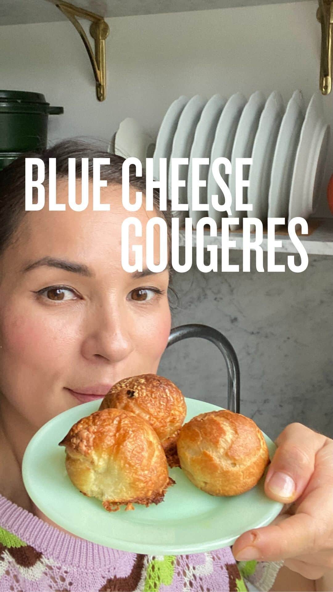 レイチェル・クーのインスタグラム：「Do you love or hate blue cheese? 🧀💙  These blue cheese gougères might convert you! Light, fluffy, and with a mix of blue cheese and mozzarella, they have a deliciously rich flavour 🤩  Plus, this recipe teaches you how to nail choux pastry every time. It’s a pastry that people are a bit afraid of, but once you’ve got the hang of it, it really is quite simple (lots more tips in my extended recipe video for subscribers 👀)  And, if you really are a blue cheese hater - don’t let that put you off these wonderful treats. You can replace it with a finely grated mature hard cheese like comté, parmesan, gruyère, or strong cheddar 👏🏻  👉🏻 Head over to the link in my bio to sign up to my exclusive newsletter and get access to this recipe (that resulted in me eating 5 gougères at once…)   New recipes dropping into inboxes every Friday! 💌」
