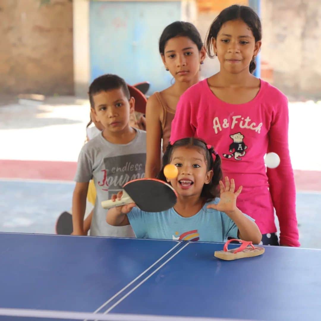 のインスタグラム：「🏓 O esporte tem o potencial de transformar a vida das pessoas que praticam as suas mais diversas modalidades em diferentes lugares! O ACNUR, @AldeiasInfantis e a @MetodologiaHugoCalderano se juntaram para bater essa bolinha com crianças refugiadas e migrantes venezuelanas em Brasília.  A iniciativa faz parte de um projeto piloto para que essas crianças possam ter novas experiências e se relacionar com as novas localidades em que elas passam a viver.   Cerca de 20 crianças venezuelanas já participaram da primeira aula desta modalidade olímpica.   🎾 E você, já jogou tênis de mesa? Tem alguma dica para essas crianças?」