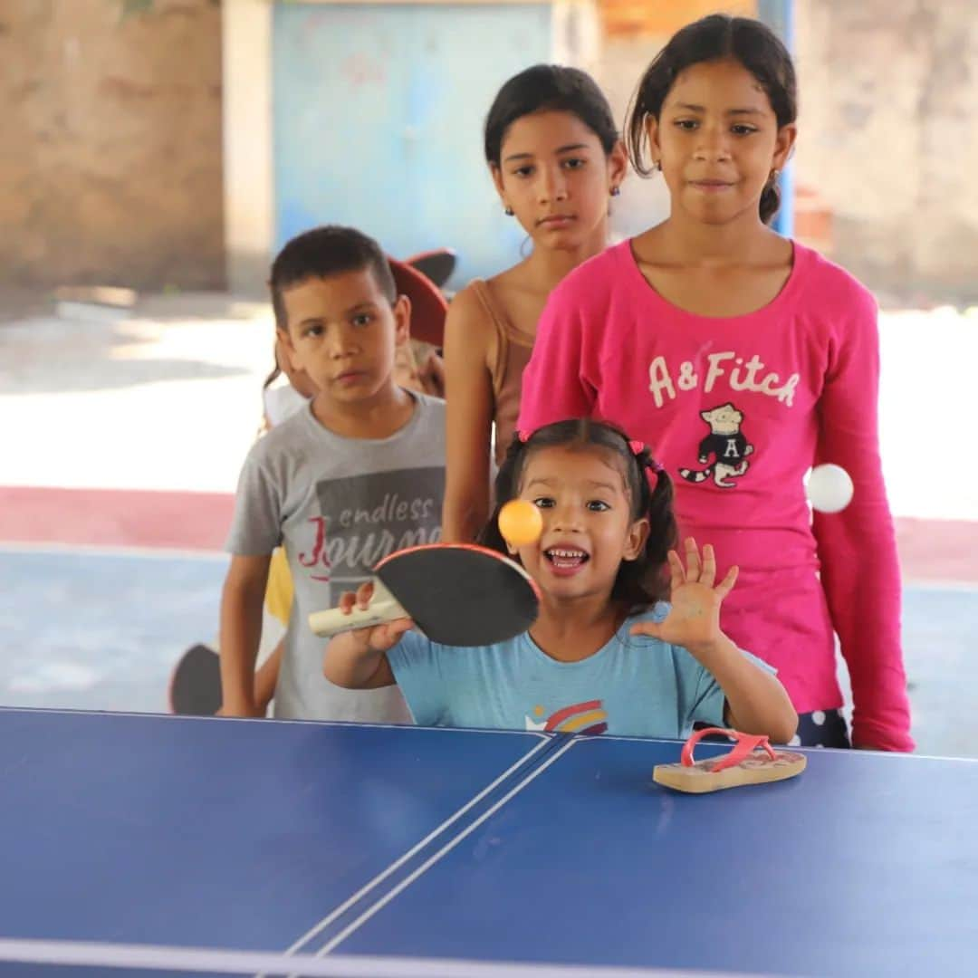 ウーゴ・カルデラノのインスタグラム：「🏓 O esporte tem o potencial de transformar a vida das pessoas que praticam as suas mais diversas modalidades em diferentes lugares! O ACNUR, @AldeiasInfantis e a @MetodologiaHugoCalderano se juntaram para bater essa bolinha com crianças refugiadas e migrantes venezuelanas em Brasília.  A iniciativa faz parte de um projeto piloto para que essas crianças possam ter novas experiências e se relacionar com as novas localidades em que elas passam a viver.   Cerca de 20 crianças venezuelanas já participaram da primeira aula desta modalidade olímpica.   🎾 E você, já jogou tênis de mesa? Tem alguma dica para essas crianças?」