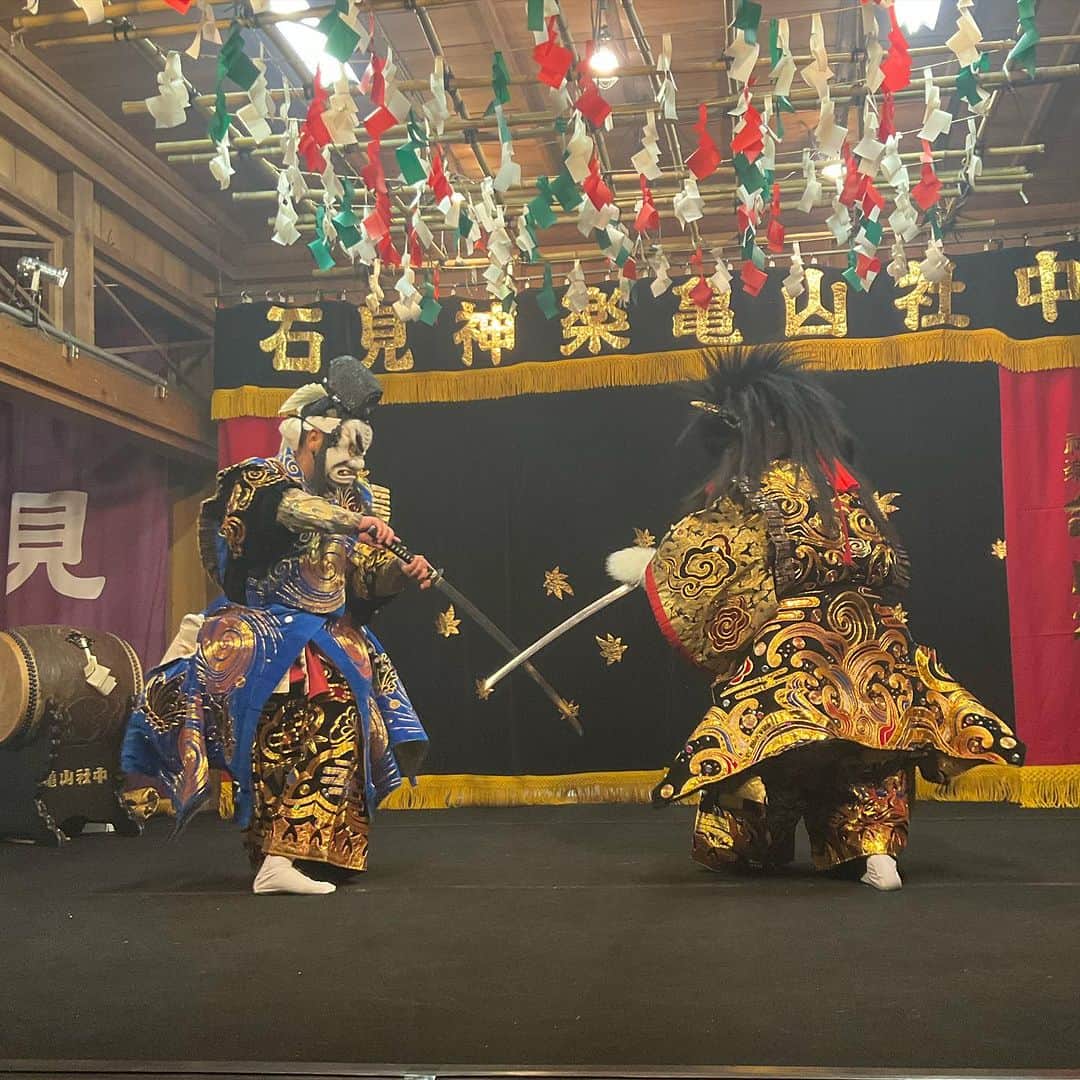 丸山敬太さんのインスタグラム写真 - (丸山敬太Instagram)「出雲への旅  素晴らしい体験でした。旅の一番の目的は 浜田の石見神楽を観ることでした。 神様に捧げる神楽は、日本のあちこちにもあり 見たこともあったのですが、石見の神楽は本当に力強く躍動し、美しく、いつしか身体の奥の方から、湧き出てくる 本当の感動でした。  こんなにまだまだ知らない素晴らしいものがこの国にはあるのだなぁと 心打たれるものがありました。  神楽は土地に根付き、生活の中で、継承されていくものです。そして、豪奢な衣裳も、独特の作り方をするお面も、 気の遠くなるような手間をかけて、つくり続けている。 本当に日本の文化の素晴らしさとクオリティを感じました 今でも切磋琢磨してつくり続けているそして進化している職人の皆様のクリエティビティもすごい。 何より、石見神楽のように、若い人や子供の憧れとなりきちんと継承されている、そして本物であり続けている、日本本来の祭りが伝えていく文化や誇り、生き方などを目の当たりにできて感動しました。 神事とは生きることと共にあり、普段はそれぞれの仕事をし、年齢も本当に何世代にも渡っていて、 みんなでつくりあげる神楽。 そうやって踊りや謡以外の色んな魂や知恵や歴史みたいなモノ自然に受け継がれていく様をみるのもとても心地よく その土地で観るのが本当におすすめです。 浜田には石見神楽の団体が５０以上もあるそうです。 今回は亀山社中の皆さんを鑑賞させていただきました。 最早、劇推しです。 又近いうちに行きたいなぁ。  というか一緒に何かやりたいし神楽の衣装もつくってみたい。  やる気と刺激も沢山いただきました。  今一度日本の良きモノを見つめ直すことに未来を感じました。  http://love-iwamikagura.com/ #浜田石見神楽 ＃亀山社中 #kagura #iwami #石見 #iapan #trip #travel #伝統芸能」10月6日 2時17分 - keitamaruyama
