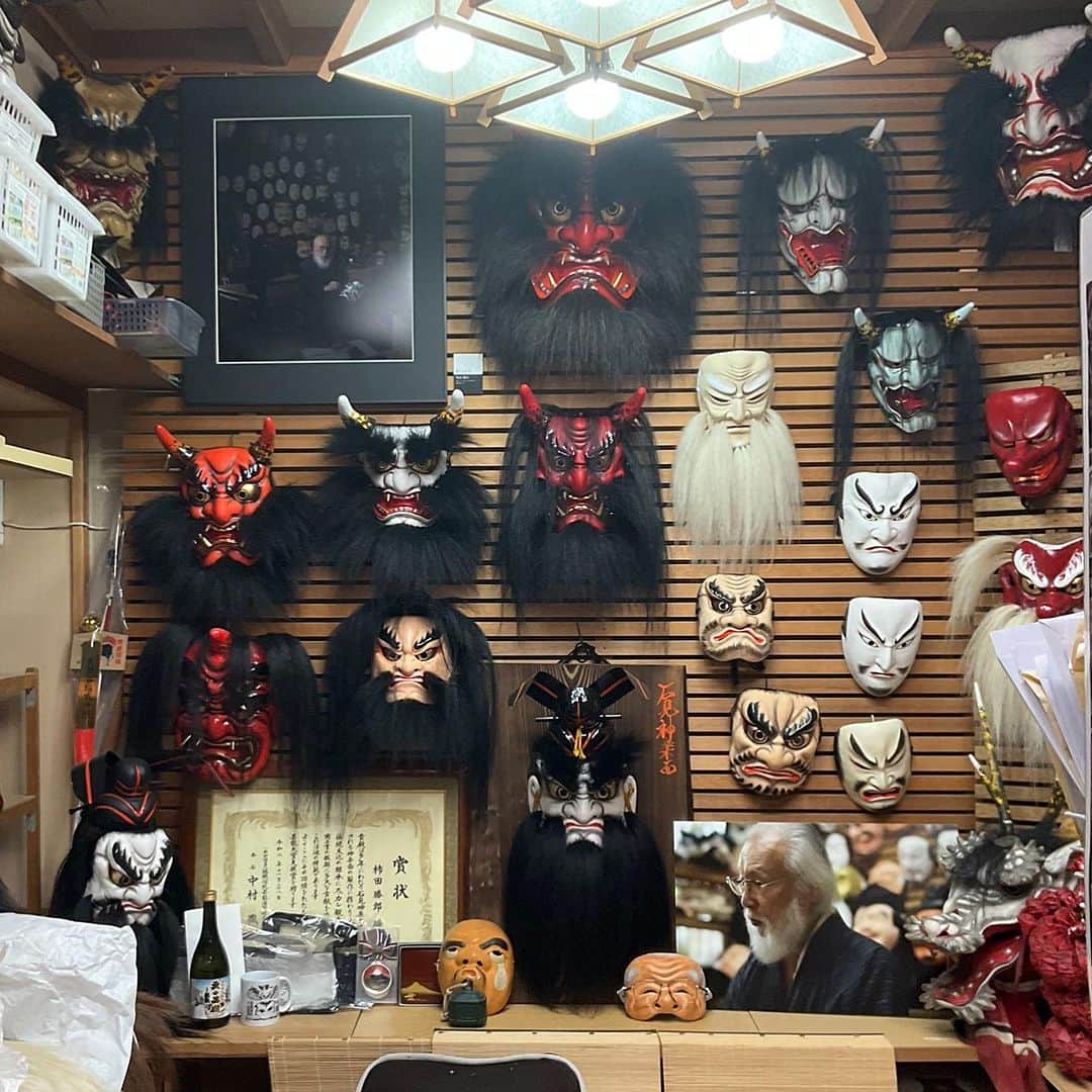 丸山敬太さんのインスタグラム写真 - (丸山敬太Instagram)「出雲への旅  素晴らしい体験でした。旅の一番の目的は 浜田の石見神楽を観ることでした。 神様に捧げる神楽は、日本のあちこちにもあり 見たこともあったのですが、石見の神楽は本当に力強く躍動し、美しく、いつしか身体の奥の方から、湧き出てくる 本当の感動でした。  こんなにまだまだ知らない素晴らしいものがこの国にはあるのだなぁと 心打たれるものがありました。  神楽は土地に根付き、生活の中で、継承されていくものです。そして、豪奢な衣裳も、独特の作り方をするお面も、 気の遠くなるような手間をかけて、つくり続けている。 本当に日本の文化の素晴らしさとクオリティを感じました 今でも切磋琢磨してつくり続けているそして進化している職人の皆様のクリエティビティもすごい。 何より、石見神楽のように、若い人や子供の憧れとなりきちんと継承されている、そして本物であり続けている、日本本来の祭りが伝えていく文化や誇り、生き方などを目の当たりにできて感動しました。 神事とは生きることと共にあり、普段はそれぞれの仕事をし、年齢も本当に何世代にも渡っていて、 みんなでつくりあげる神楽。 そうやって踊りや謡以外の色んな魂や知恵や歴史みたいなモノ自然に受け継がれていく様をみるのもとても心地よく その土地で観るのが本当におすすめです。 浜田には石見神楽の団体が５０以上もあるそうです。 今回は亀山社中の皆さんを鑑賞させていただきました。 最早、劇推しです。 又近いうちに行きたいなぁ。  というか一緒に何かやりたいし神楽の衣装もつくってみたい。  やる気と刺激も沢山いただきました。  今一度日本の良きモノを見つめ直すことに未来を感じました。  http://love-iwamikagura.com/ #浜田石見神楽 ＃亀山社中 #kagura #iwami #石見 #iapan #trip #travel #伝統芸能」10月6日 2時17分 - keitamaruyama