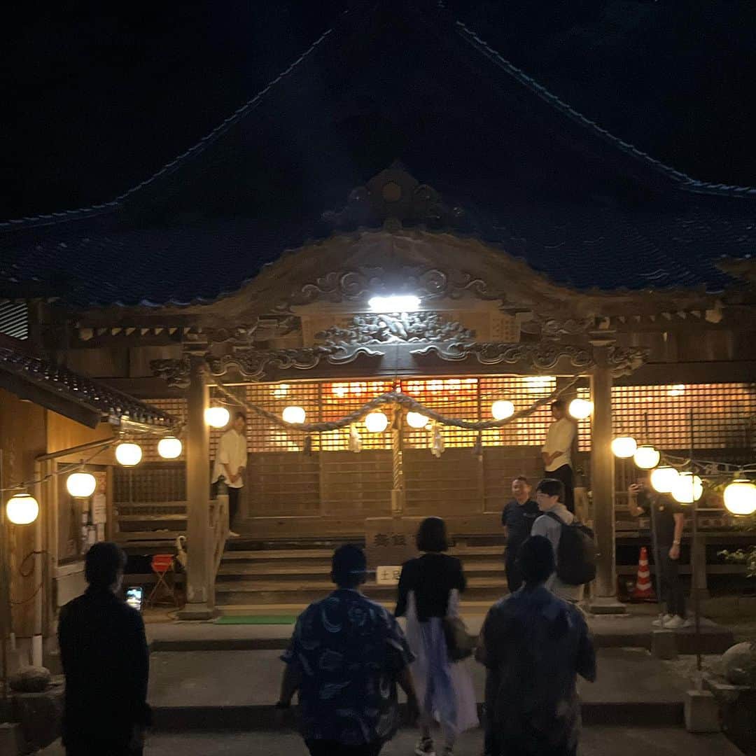 丸山敬太さんのインスタグラム写真 - (丸山敬太Instagram)「出雲への旅  素晴らしい体験でした。旅の一番の目的は 浜田の石見神楽を観ることでした。 神様に捧げる神楽は、日本のあちこちにもあり 見たこともあったのですが、石見の神楽は本当に力強く躍動し、美しく、いつしか身体の奥の方から、湧き出てくる 本当の感動でした。  こんなにまだまだ知らない素晴らしいものがこの国にはあるのだなぁと 心打たれるものがありました。  神楽は土地に根付き、生活の中で、継承されていくものです。そして、豪奢な衣裳も、独特の作り方をするお面も、 気の遠くなるような手間をかけて、つくり続けている。 本当に日本の文化の素晴らしさとクオリティを感じました 今でも切磋琢磨してつくり続けているそして進化している職人の皆様のクリエティビティもすごい。 何より、石見神楽のように、若い人や子供の憧れとなりきちんと継承されている、そして本物であり続けている、日本本来の祭りが伝えていく文化や誇り、生き方などを目の当たりにできて感動しました。 神事とは生きることと共にあり、普段はそれぞれの仕事をし、年齢も本当に何世代にも渡っていて、 みんなでつくりあげる神楽。 そうやって踊りや謡以外の色んな魂や知恵や歴史みたいなモノ自然に受け継がれていく様をみるのもとても心地よく その土地で観るのが本当におすすめです。 浜田には石見神楽の団体が５０以上もあるそうです。 今回は亀山社中の皆さんを鑑賞させていただきました。 最早、劇推しです。 又近いうちに行きたいなぁ。  というか一緒に何かやりたいし神楽の衣装もつくってみたい。  やる気と刺激も沢山いただきました。  今一度日本の良きモノを見つめ直すことに未来を感じました。  http://love-iwamikagura.com/ #浜田石見神楽 ＃亀山社中 #kagura #iwami #石見 #iapan #trip #travel #伝統芸能」10月6日 2時17分 - keitamaruyama