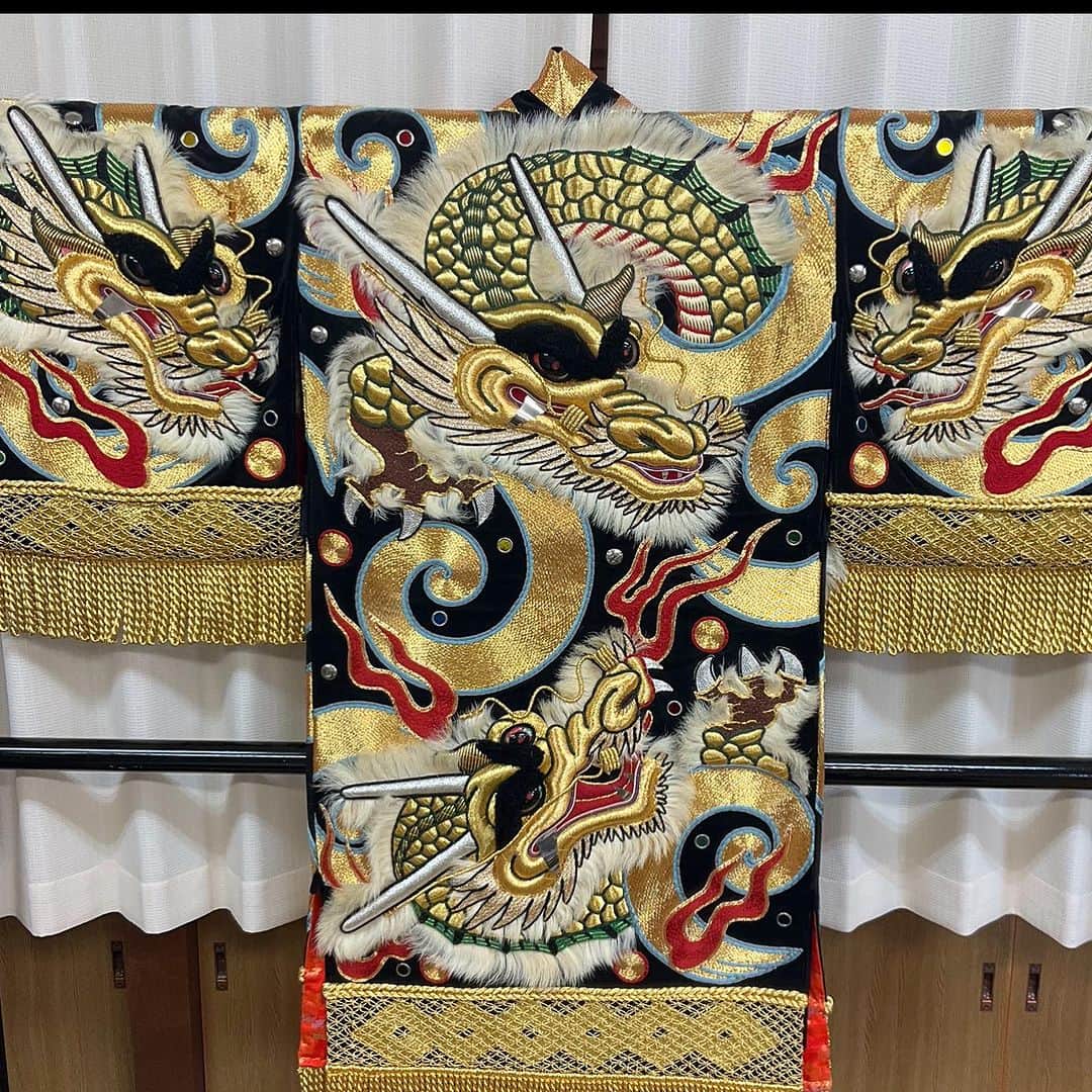 丸山敬太さんのインスタグラム写真 - (丸山敬太Instagram)「出雲への旅  素晴らしい体験でした。旅の一番の目的は 浜田の石見神楽を観ることでした。 神様に捧げる神楽は、日本のあちこちにもあり 見たこともあったのですが、石見の神楽は本当に力強く躍動し、美しく、いつしか身体の奥の方から、湧き出てくる 本当の感動でした。  こんなにまだまだ知らない素晴らしいものがこの国にはあるのだなぁと 心打たれるものがありました。  神楽は土地に根付き、生活の中で、継承されていくものです。そして、豪奢な衣裳も、独特の作り方をするお面も、 気の遠くなるような手間をかけて、つくり続けている。 本当に日本の文化の素晴らしさとクオリティを感じました 今でも切磋琢磨してつくり続けているそして進化している職人の皆様のクリエティビティもすごい。 何より、石見神楽のように、若い人や子供の憧れとなりきちんと継承されている、そして本物であり続けている、日本本来の祭りが伝えていく文化や誇り、生き方などを目の当たりにできて感動しました。 神事とは生きることと共にあり、普段はそれぞれの仕事をし、年齢も本当に何世代にも渡っていて、 みんなでつくりあげる神楽。 そうやって踊りや謡以外の色んな魂や知恵や歴史みたいなモノ自然に受け継がれていく様をみるのもとても心地よく その土地で観るのが本当におすすめです。 浜田には石見神楽の団体が５０以上もあるそうです。 今回は亀山社中の皆さんを鑑賞させていただきました。 最早、劇推しです。 又近いうちに行きたいなぁ。  というか一緒に何かやりたいし神楽の衣装もつくってみたい。  やる気と刺激も沢山いただきました。  今一度日本の良きモノを見つめ直すことに未来を感じました。  http://love-iwamikagura.com/ #浜田石見神楽 ＃亀山社中 #kagura #iwami #石見 #iapan #trip #travel #伝統芸能」10月6日 2時17分 - keitamaruyama