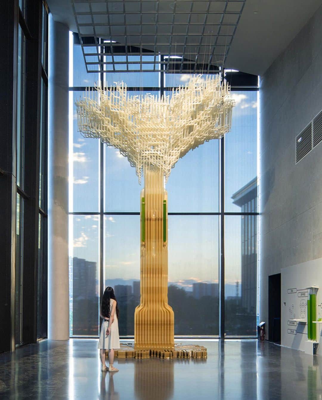 Design Milkさんのインスタグラム写真 - (Design MilkInstagram)「Did you know a mature tree can capture 48 lbs of CO2 per year, + perhaps more importantly, store 100 lbs of the pollutant over its lifetime?? 🌳  Unveiled at the Chengdu Biennale 2023, the Tree.ONE sculpture by @ecologicstudio, commissioned by Hyundai, mimics nature's carbon-cleansing magic. 🍃 This 3D-printed, pixelated "living" system houses microalgae bioreactors in its trunk, capturing carbon + purifying urban air. As the “lungs” of the planet, a single tree can make a world of difference, and this innovative design showcases the incredible potential of eco-tech!  See more about it at the link in bio. 🔗   🏷️ #TreeONE #hyundai #ChengduBiennale #ChengduBiennale2023 #ecotech #ecodesign #ecotechdesign #innovativedesign #3Dprinting #airpurifier #treesculpture #biomimicry」10月6日 2時18分 - designmilk