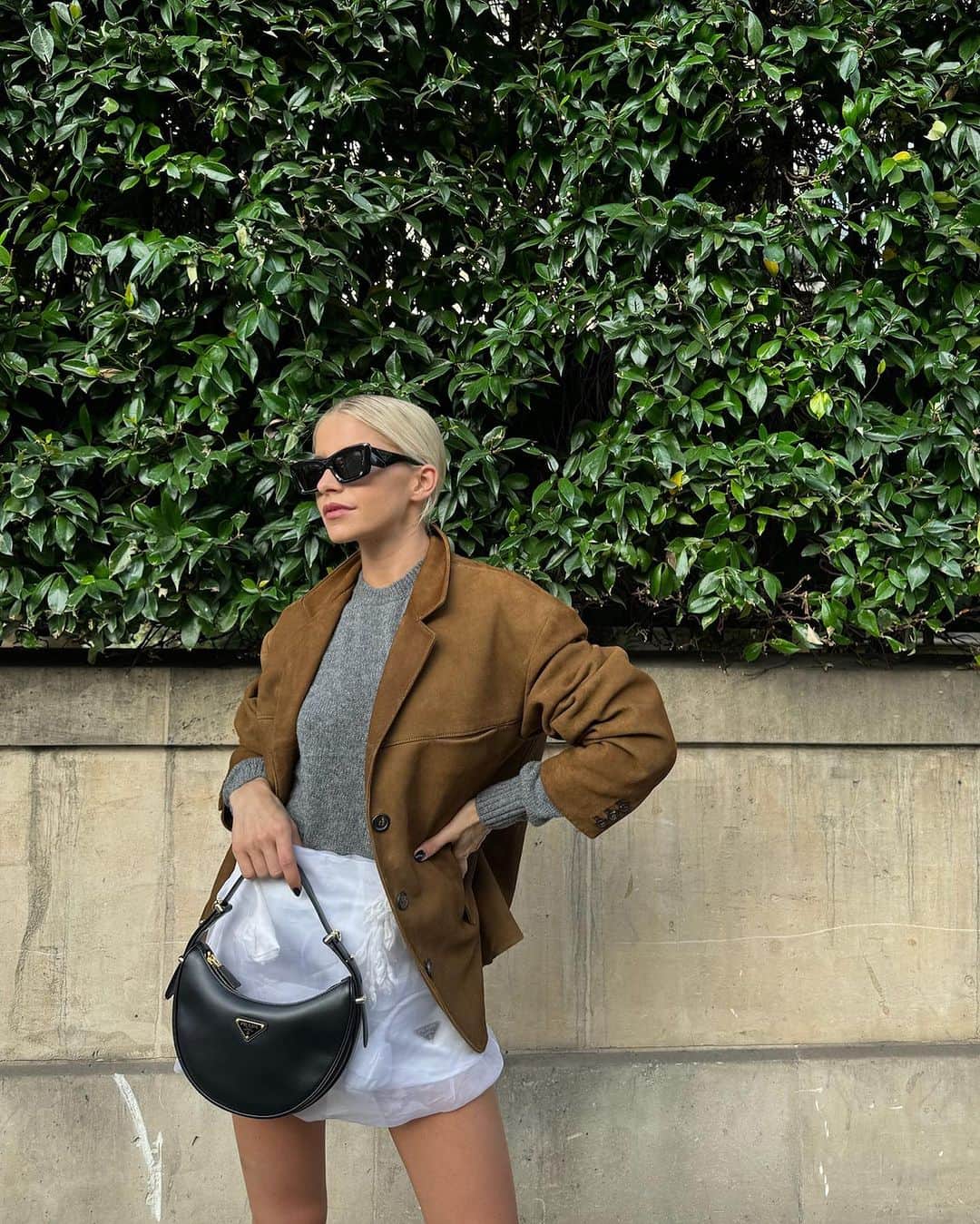 キャロライン・ダウルのインスタグラム：「Anzeige // l‘arqué du cœur 🌳🌿#PradaArque @prada」