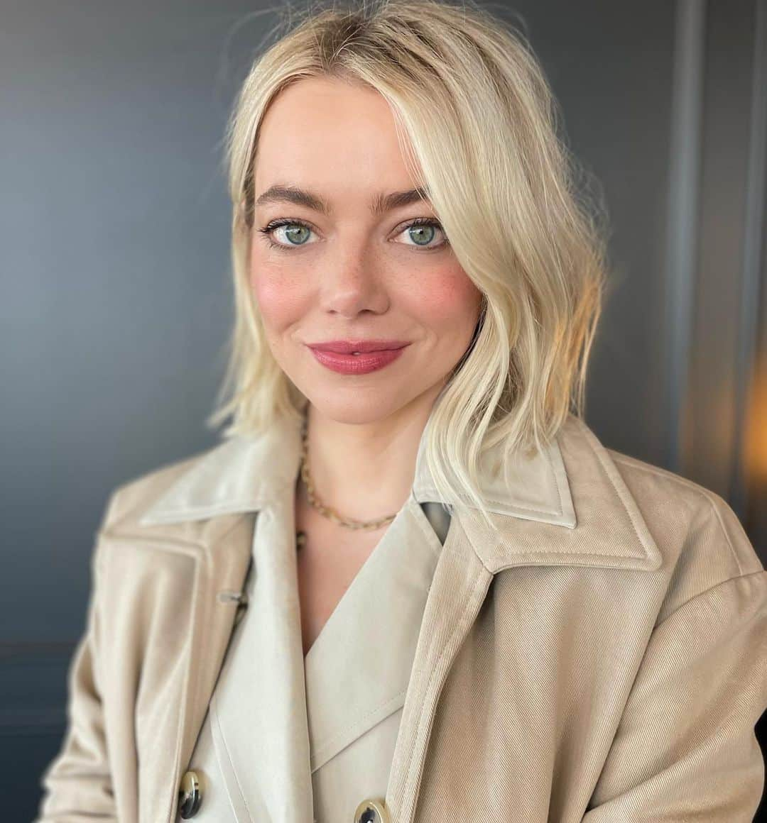 レイチェル・グッドウィンさんのインスタグラム写真 - (レイチェル・グッドウィンInstagram)「#EmmaStone looking effortless in NYC last night for a #NYFF screening of her experimental art film BLEAT. Soft focus eyes, berry stained  lips and flushed cheeks by me using @merit cosmetics ♥️💄#rachelgoodwinmakeup #meritpartner SKIN- @merit Great Skin Instant Glow Serum and The Minimalist Perfecting Complexion Stick in “Bone” CHEEKS- @merit Flush Balm in “Cheeky” EYES- @merit Solo Eyeshadow in “Brun” @merit Bronze Balm in Quince BROWS- @merit Volumizing Brow Pomade in “Brown” LIPS- @merit Tinted lip oil in Sangria LASHES- Clean lash in “Black”」10月6日 2時31分 - rachelgoodwinmakeup