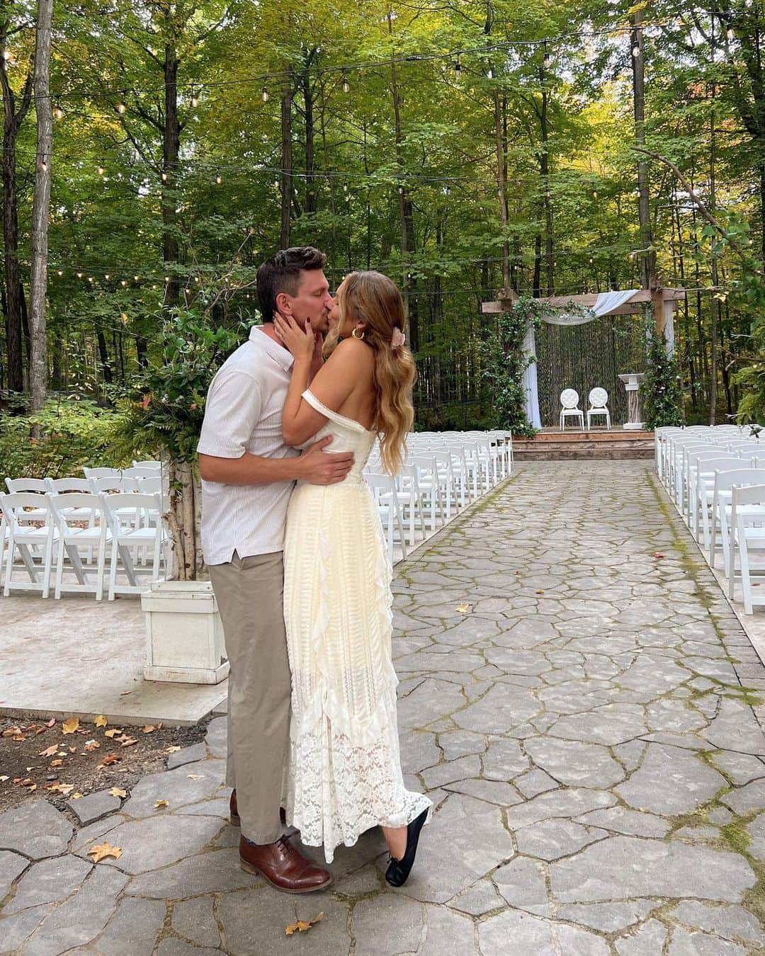 のインスタグラム：「5 years 🥹👰🏼‍♀️🤵🏼💍💐❤️ Happy anniversary @daniel_the_dad ily   #wedding #anniversary #husbandandwife」