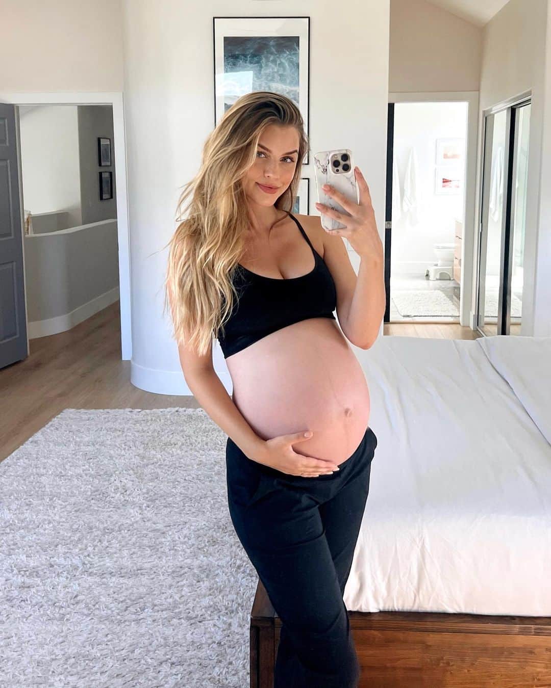 マリーナ・ラスウィックのインスタグラム：「Been keeping a (not so little) secret for a while👶🏻🤍」