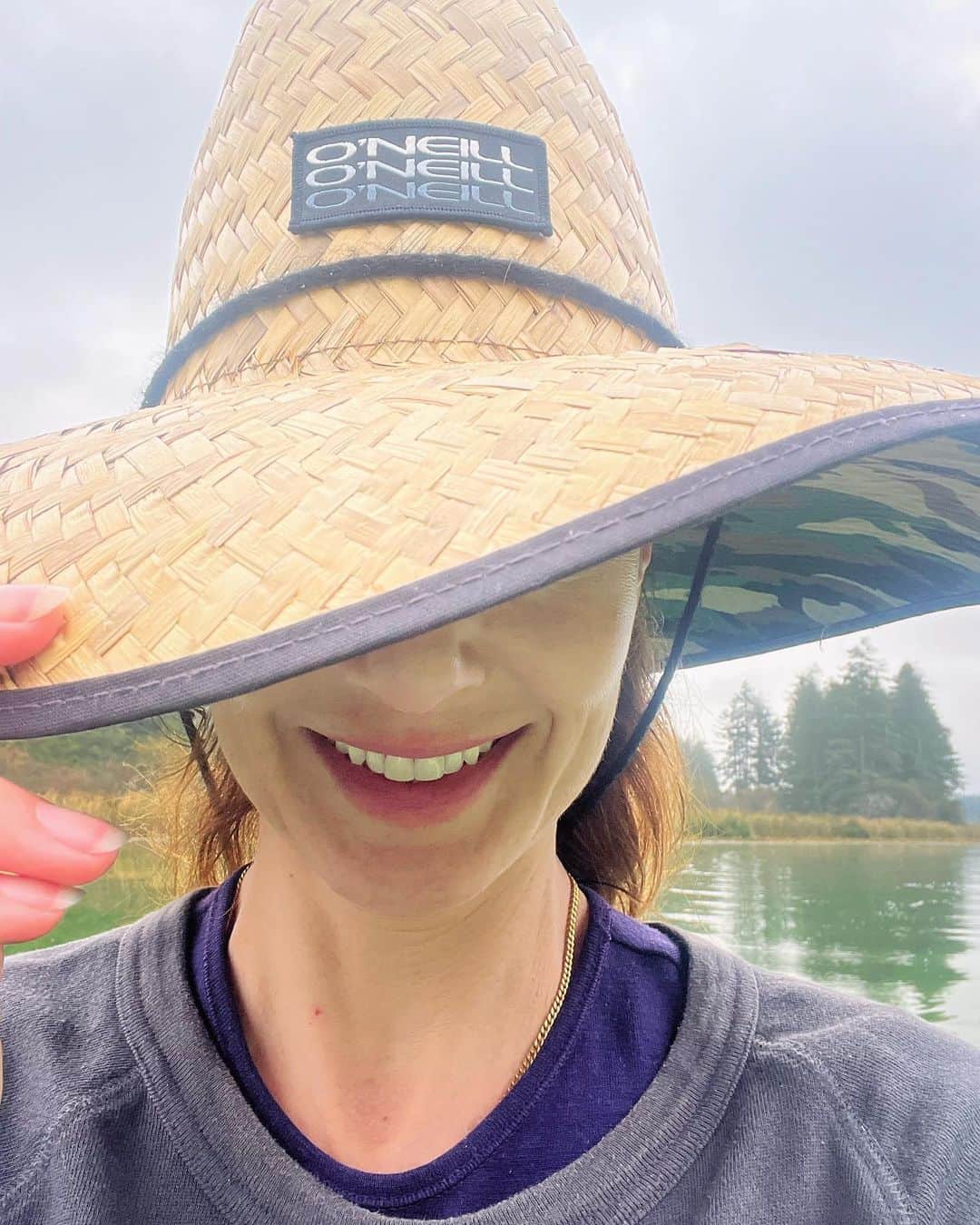 サラ・ウェイン・キャリーズのインスタグラム：「rainy & grey on the lake today 🛶」