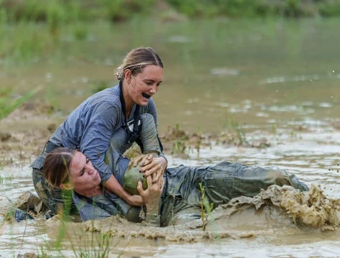 ダニエル・オハラのインスタグラム：「Just me & @amberturnerx casually wrestling in the mud for a coconut🤣 catch us on @sas_whodareswins this Sunday 9pm @channel4 🤼‍♀️💪🏻🇻🇳 #saswhodareswins #muderball」