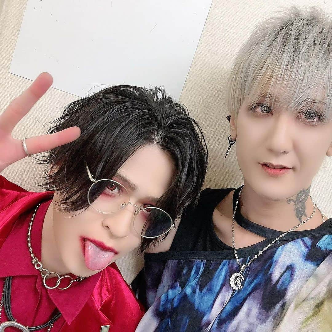 Yuhさんのインスタグラム写真 - (YuhInstagram)「Xでは書ききれなかったので！ ヘヴンツアーお疲れ様！vistlipにとってはくっそ久々のイベントツアー。ツーマンとかスリーマンとかで主要都市はちょくちょくあった気がするけど、今回みたいなのは久々だよね。 各地で主催の人が「ありがとう、ありがとう、ごめんね！」って言ってくるから、色々あるかもしれないけど素敵な出会いもあったしライブ本編だけが全てじゃないし呼んでもらえて良かったです、って話してたんだ。  智も言ってたけど、俺も気持ちはバチバチに行かなきゃ！って意気込んでたんだけど始まったらやっぱ友達だらけで普通に楽しくなっちゃったよ。笑 もちろんその中で刺激を受けたり負けたくないとかそう言う気持ちは沢山あったけどね。 ギターで言ったら威吹ともひヵるとも話して、ファイナルではひヵるに何使ってんの？良い音出してるね！って言ってもらえたり、takaちゃんは初めましてだったけどすごく慕ってくれて可愛いから可愛がってるし。マモは酒弱いって言ってるのに「ゆーさん怒るまで飲ませてみようと思って！」って日本酒飲ませてくるし。笑　それも可愛かったからいいんだけど！血糊が毎回トイレの鏡のとこにあるのは内緒にしといてあげるよ。  他にも沢山のメンバーとの絡みもあって楽しかったほんと！  終わってから聞いたんだけど、主催者さんは今回で最後って気持ちでラストのステージ出てきてくれたんだって。でも今回で最後なんて嫌だよね！なので帰り際にまた呼んでくださいねって言ったいたよ。と言うわけでまた開催して下さい！  今回のツアーに参加してくれたvistlipファンのみんな、各バンドのファンのみんな、ありがとうございました!!  引き続き全バンド応援してね！」10月6日 2時33分 - yuh_guitarist