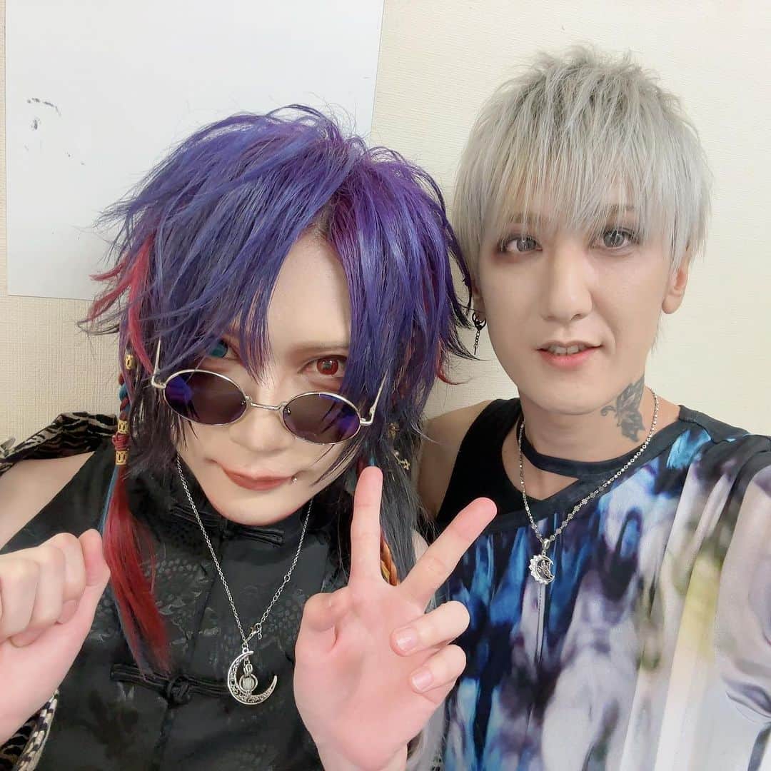 Yuhさんのインスタグラム写真 - (YuhInstagram)「Xでは書ききれなかったので！ ヘヴンツアーお疲れ様！vistlipにとってはくっそ久々のイベントツアー。ツーマンとかスリーマンとかで主要都市はちょくちょくあった気がするけど、今回みたいなのは久々だよね。 各地で主催の人が「ありがとう、ありがとう、ごめんね！」って言ってくるから、色々あるかもしれないけど素敵な出会いもあったしライブ本編だけが全てじゃないし呼んでもらえて良かったです、って話してたんだ。  智も言ってたけど、俺も気持ちはバチバチに行かなきゃ！って意気込んでたんだけど始まったらやっぱ友達だらけで普通に楽しくなっちゃったよ。笑 もちろんその中で刺激を受けたり負けたくないとかそう言う気持ちは沢山あったけどね。 ギターで言ったら威吹ともひヵるとも話して、ファイナルではひヵるに何使ってんの？良い音出してるね！って言ってもらえたり、takaちゃんは初めましてだったけどすごく慕ってくれて可愛いから可愛がってるし。マモは酒弱いって言ってるのに「ゆーさん怒るまで飲ませてみようと思って！」って日本酒飲ませてくるし。笑　それも可愛かったからいいんだけど！血糊が毎回トイレの鏡のとこにあるのは内緒にしといてあげるよ。  他にも沢山のメンバーとの絡みもあって楽しかったほんと！  終わってから聞いたんだけど、主催者さんは今回で最後って気持ちでラストのステージ出てきてくれたんだって。でも今回で最後なんて嫌だよね！なので帰り際にまた呼んでくださいねって言ったいたよ。と言うわけでまた開催して下さい！  今回のツアーに参加してくれたvistlipファンのみんな、各バンドのファンのみんな、ありがとうございました!!  引き続き全バンド応援してね！」10月6日 2時33分 - yuh_guitarist