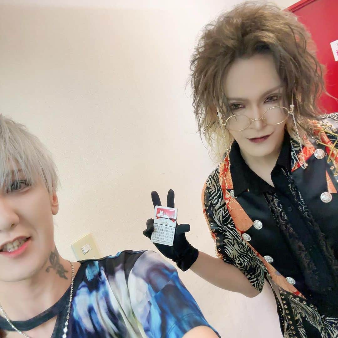 Yuhさんのインスタグラム写真 - (YuhInstagram)「Xでは書ききれなかったので！ ヘヴンツアーお疲れ様！vistlipにとってはくっそ久々のイベントツアー。ツーマンとかスリーマンとかで主要都市はちょくちょくあった気がするけど、今回みたいなのは久々だよね。 各地で主催の人が「ありがとう、ありがとう、ごめんね！」って言ってくるから、色々あるかもしれないけど素敵な出会いもあったしライブ本編だけが全てじゃないし呼んでもらえて良かったです、って話してたんだ。  智も言ってたけど、俺も気持ちはバチバチに行かなきゃ！って意気込んでたんだけど始まったらやっぱ友達だらけで普通に楽しくなっちゃったよ。笑 もちろんその中で刺激を受けたり負けたくないとかそう言う気持ちは沢山あったけどね。 ギターで言ったら威吹ともひヵるとも話して、ファイナルではひヵるに何使ってんの？良い音出してるね！って言ってもらえたり、takaちゃんは初めましてだったけどすごく慕ってくれて可愛いから可愛がってるし。マモは酒弱いって言ってるのに「ゆーさん怒るまで飲ませてみようと思って！」って日本酒飲ませてくるし。笑　それも可愛かったからいいんだけど！血糊が毎回トイレの鏡のとこにあるのは内緒にしといてあげるよ。  他にも沢山のメンバーとの絡みもあって楽しかったほんと！  終わってから聞いたんだけど、主催者さんは今回で最後って気持ちでラストのステージ出てきてくれたんだって。でも今回で最後なんて嫌だよね！なので帰り際にまた呼んでくださいねって言ったいたよ。と言うわけでまた開催して下さい！  今回のツアーに参加してくれたvistlipファンのみんな、各バンドのファンのみんな、ありがとうございました!!  引き続き全バンド応援してね！」10月6日 2時33分 - yuh_guitarist
