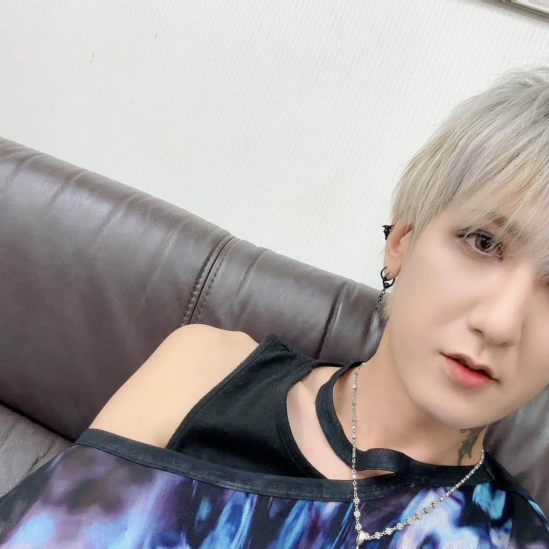 Yuhさんのインスタグラム写真 - (YuhInstagram)「Xでは書ききれなかったので！ ヘヴンツアーお疲れ様！vistlipにとってはくっそ久々のイベントツアー。ツーマンとかスリーマンとかで主要都市はちょくちょくあった気がするけど、今回みたいなのは久々だよね。 各地で主催の人が「ありがとう、ありがとう、ごめんね！」って言ってくるから、色々あるかもしれないけど素敵な出会いもあったしライブ本編だけが全てじゃないし呼んでもらえて良かったです、って話してたんだ。  智も言ってたけど、俺も気持ちはバチバチに行かなきゃ！って意気込んでたんだけど始まったらやっぱ友達だらけで普通に楽しくなっちゃったよ。笑 もちろんその中で刺激を受けたり負けたくないとかそう言う気持ちは沢山あったけどね。 ギターで言ったら威吹ともひヵるとも話して、ファイナルではひヵるに何使ってんの？良い音出してるね！って言ってもらえたり、takaちゃんは初めましてだったけどすごく慕ってくれて可愛いから可愛がってるし。マモは酒弱いって言ってるのに「ゆーさん怒るまで飲ませてみようと思って！」って日本酒飲ませてくるし。笑　それも可愛かったからいいんだけど！血糊が毎回トイレの鏡のとこにあるのは内緒にしといてあげるよ。  他にも沢山のメンバーとの絡みもあって楽しかったほんと！  終わってから聞いたんだけど、主催者さんは今回で最後って気持ちでラストのステージ出てきてくれたんだって。でも今回で最後なんて嫌だよね！なので帰り際にまた呼んでくださいねって言ったいたよ。と言うわけでまた開催して下さい！  今回のツアーに参加してくれたvistlipファンのみんな、各バンドのファンのみんな、ありがとうございました!!  引き続き全バンド応援してね！」10月6日 2時33分 - yuh_guitarist