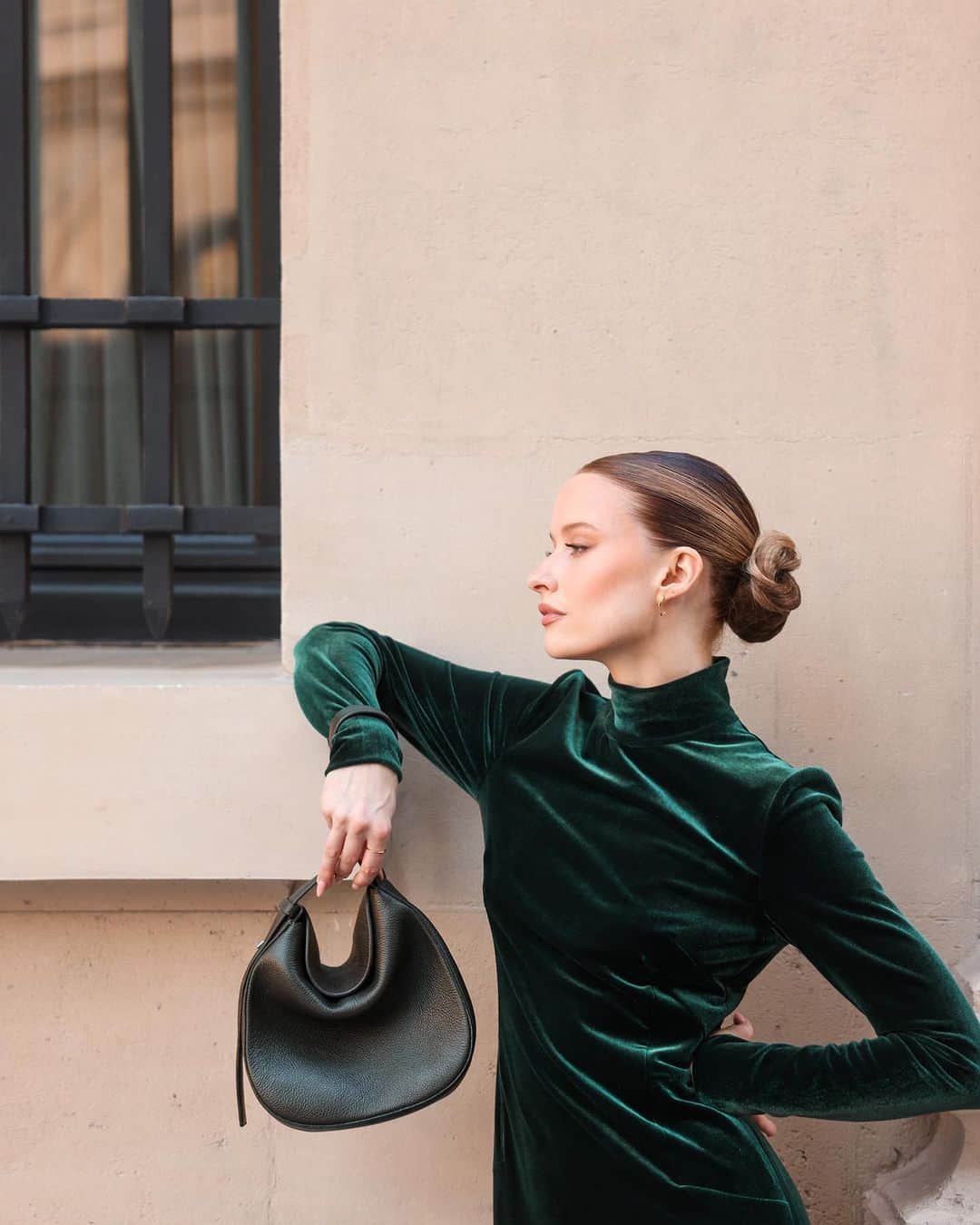 ビクトリアのインスタグラム：「I think we shot around 35 different looks this month, and this was one of my favourites @akrisofficial」