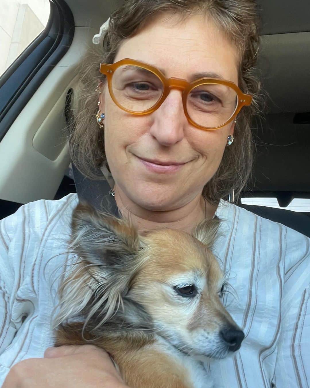 メイム・ビアリクのインスタグラム：「Life is just a little sweeter when you’re holding an adorable dog in your arms. 🐾💕🐶」