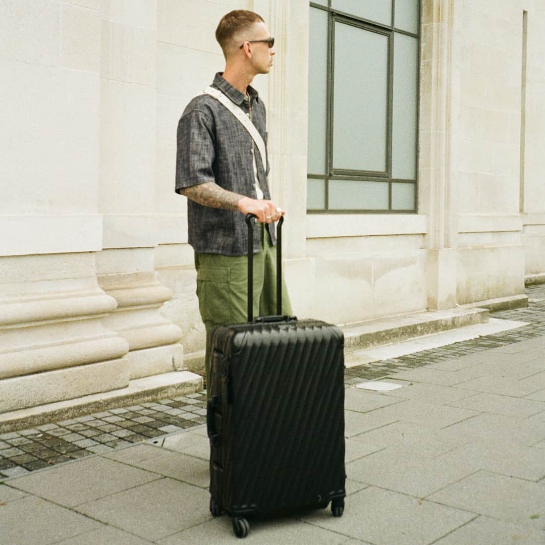 トゥミさんのインスタグラム写真 - (トゥミInstagram)「Save the metallics for your feet with 19 Degree in matte black with monochromatic hardware for a sleek and effortless finish  #TUMI19D」10月6日 2時50分 - tumitravel