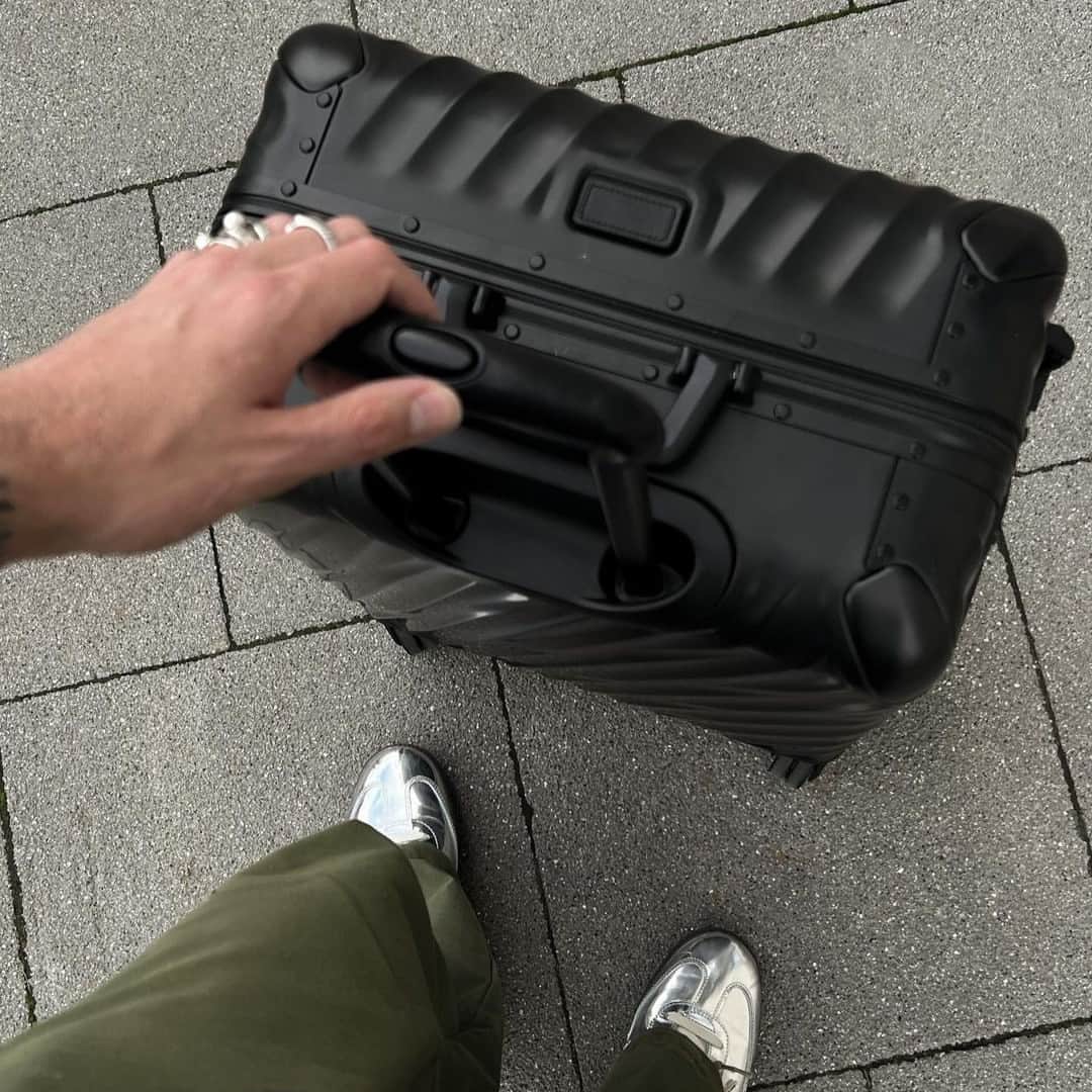 トゥミのインスタグラム：「Save the metallics for your feet with 19 Degree in matte black with monochromatic hardware for a sleek and effortless finish  #TUMI19D」