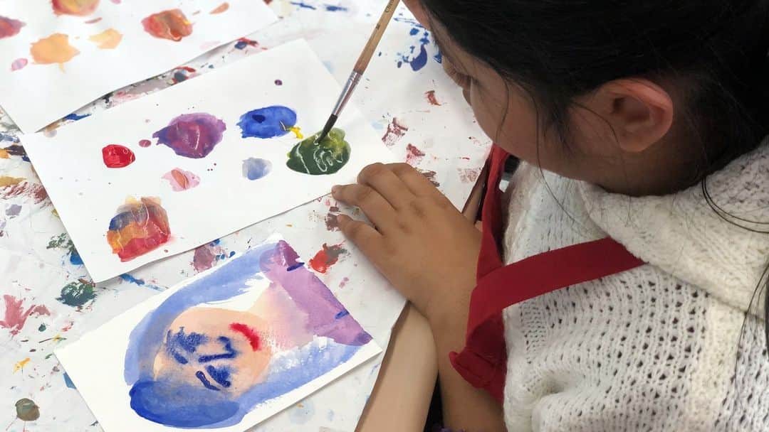 のインスタグラム：「On World Teachers' Day, we celebrate the invaluable contributions of our arts educators who inspire creativity, foster self-expression, and cultivate a deep appreciation for the arts in their students.  These dedicated teachers create spaces where young minds can explore their artistic passions, encouraging them to think critically and embrace their unique voices.  Read our 2021 article by arts educator Jackie Delamarte on why arts education matters. Link in our bio. 💝 #WorldTeachersDay ___ 📷: Learning Through Art Residency PS 9; 4th grade, 2018-2019. Photo: Sungah Jun」
