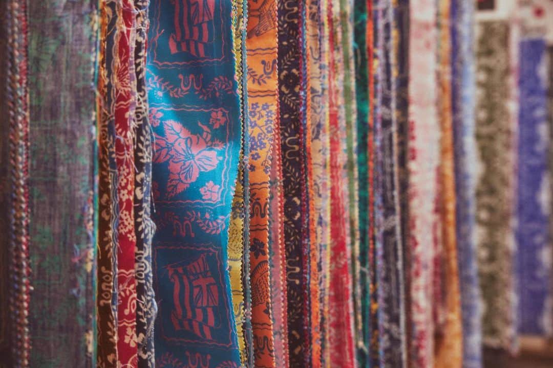 レインスプーナーさんのインスタグラム写真 - (レインスプーナーInstagram)「A sneak peek into the Reyn Spooner fabric archive. We keep a swatch of every print we release and have over 3000 swatches. Always a great source of inspiration when designing future releases.」10月6日 2時53分 - reynspooner