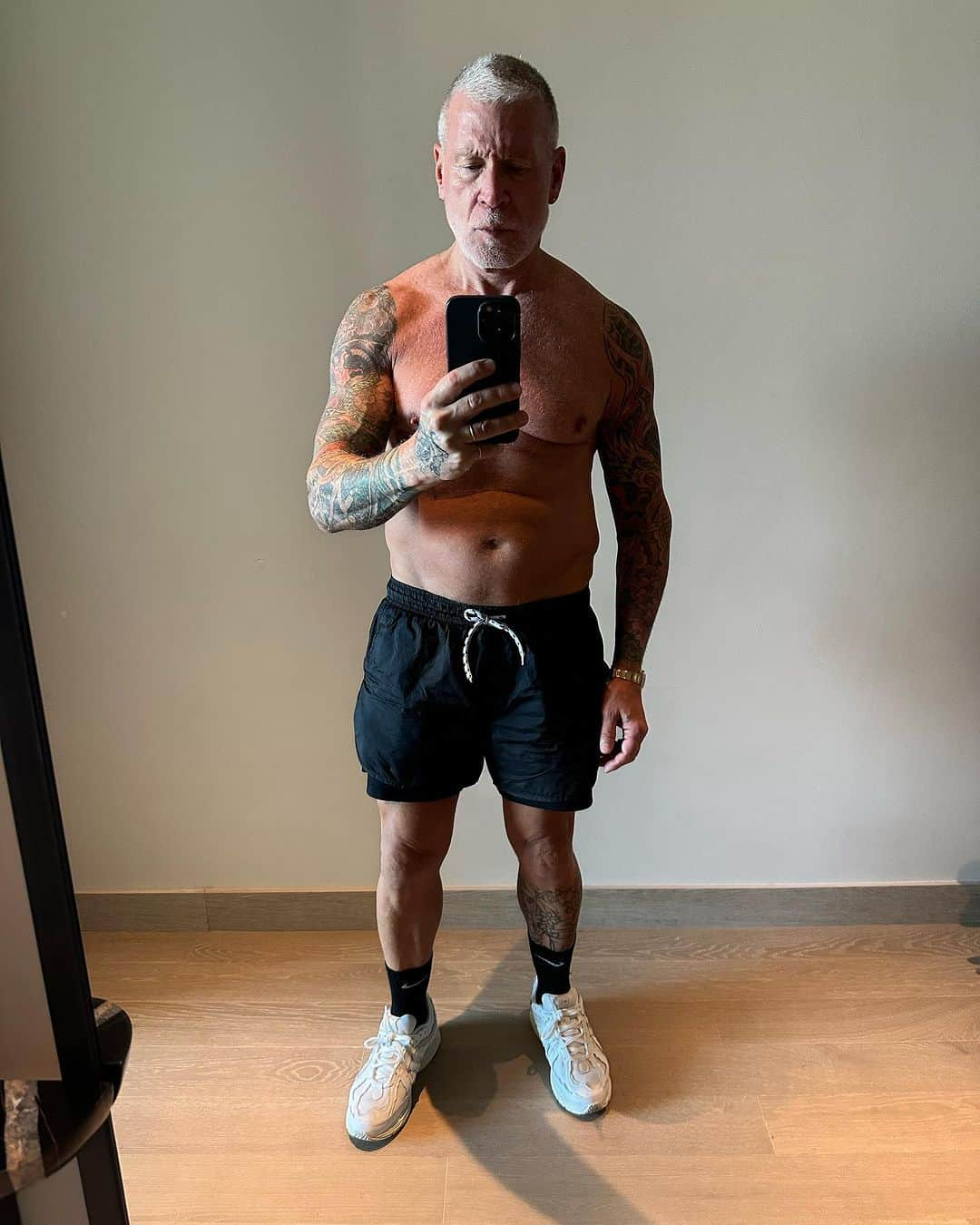 ニック･ウースタのインスタグラム：「In addition to my intense fitness routine, Dr. Mike Carragher’s protocols at The Carragher Method @carraghermethod give me the boost I need to age in the most dynamic way possible. I’ve worked with Dr Mike for over 14 years regardless of where I'm living and I couldn't be happier with the results.  (🎥 @kaisafit @hyumanbeing )」