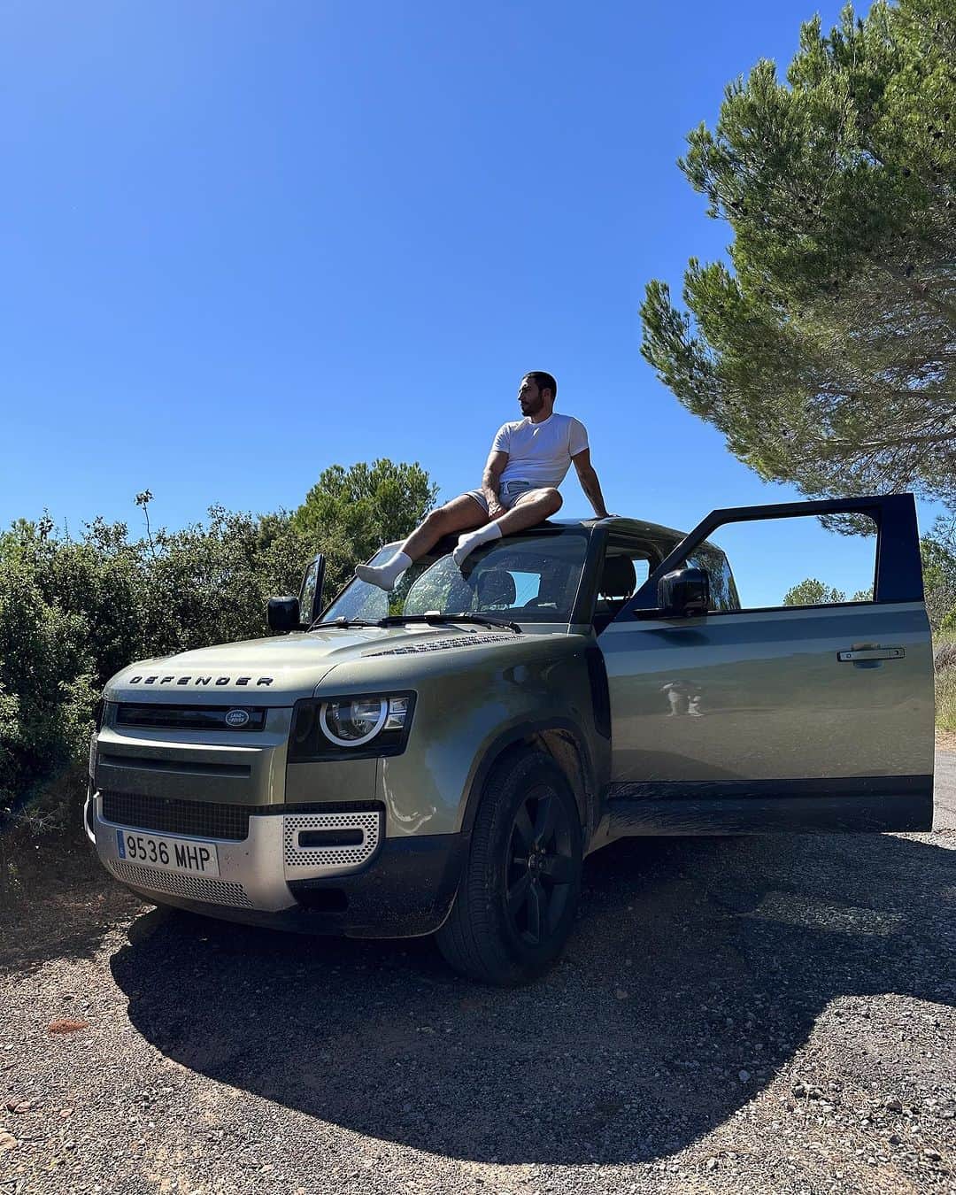 ミゲル・エンジェル・シルベストレのインスタグラム：「Vistas al mar desde Benicasim  #defender  @landrover」