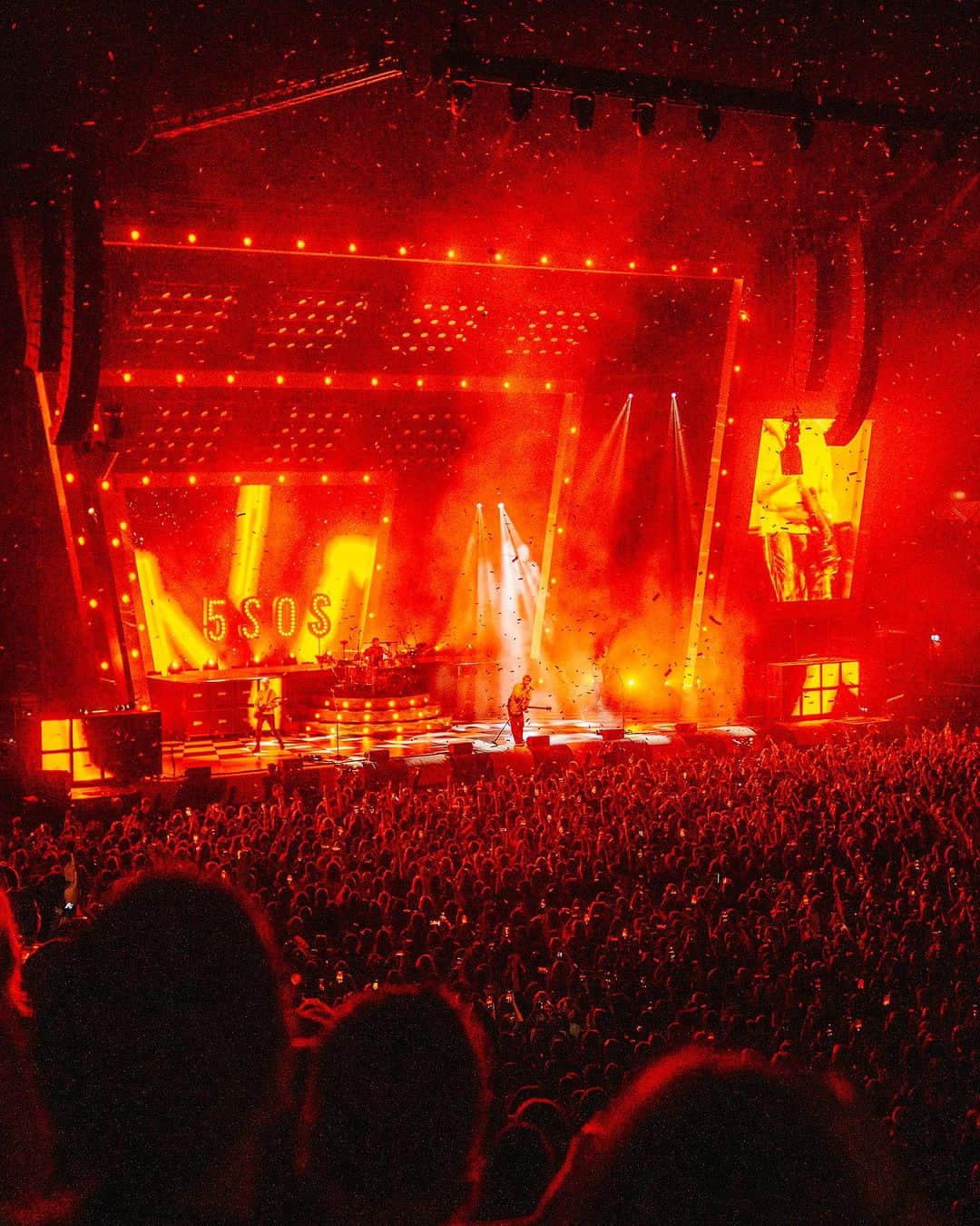 5 Seconds of Summerさんのインスタグラム写真 - (5 Seconds of SummerInstagram)「6 shows left. O2 in London tonight. Thank you Europe for your incredible hospitality so far.」10月6日 2時57分 - 5sos