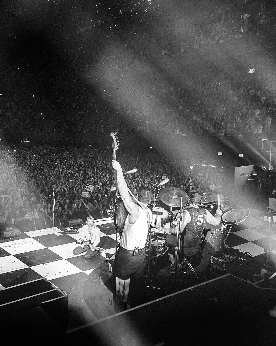 5 Seconds of Summerさんのインスタグラム写真 - (5 Seconds of SummerInstagram)「6 shows left. O2 in London tonight. Thank you Europe for your incredible hospitality so far.」10月6日 2時57分 - 5sos