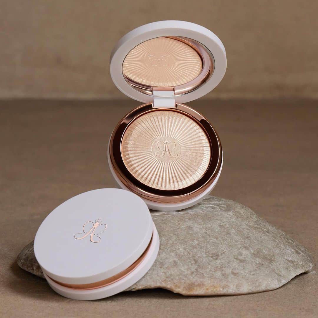 Anastasia Beverly Hillsのインスタグラム：「"With Sun Idol, you are going to get the most from your highlighter — from color, payoff, intensity, how long it lasts, and how beautiful it wears on the skin." — @norvina ✨  Glow Seeker launches 10/13 EXCLUSIVELY on the @sephora app! 😍  #AnastasiaBeverlyHills」
