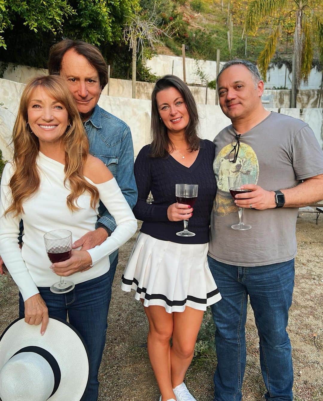 ジェーン・シーモアのインスタグラム：「It’s wine o’clock somewhere! 🍷😄 So wonderful getting to spend some quality time with @jospainscreenwriter & @davelogan1999. 💙」