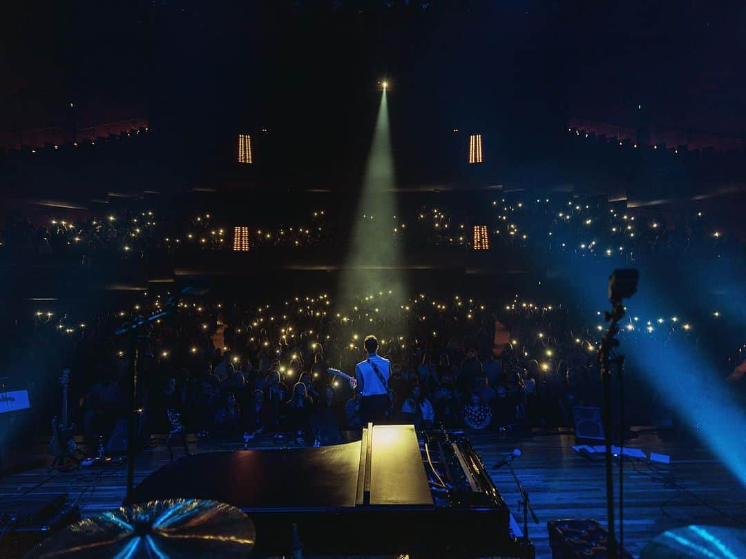 ダレン・クリスさんのインスタグラム写真 - (ダレン・クリスInstagram)「Thank you for a bloody brilliant time, 😎 RADelaide 😎,  🤘 yes-we-f*kn CANberra🤘,  🪄 Melbourne MAGIC 🪄 ,  🔮 ¡ Holy Hobart ! 🔮 , 🌟 Superfox Sydney 🌟 -  Thank you for a bloody brilliant time. Left three weeks ago but still reeling. Y'all are a whole lotta BEEYOOTIFUL and I can't wait to come back to 🇦🇺 soon!」10月6日 3時24分 - darrencriss