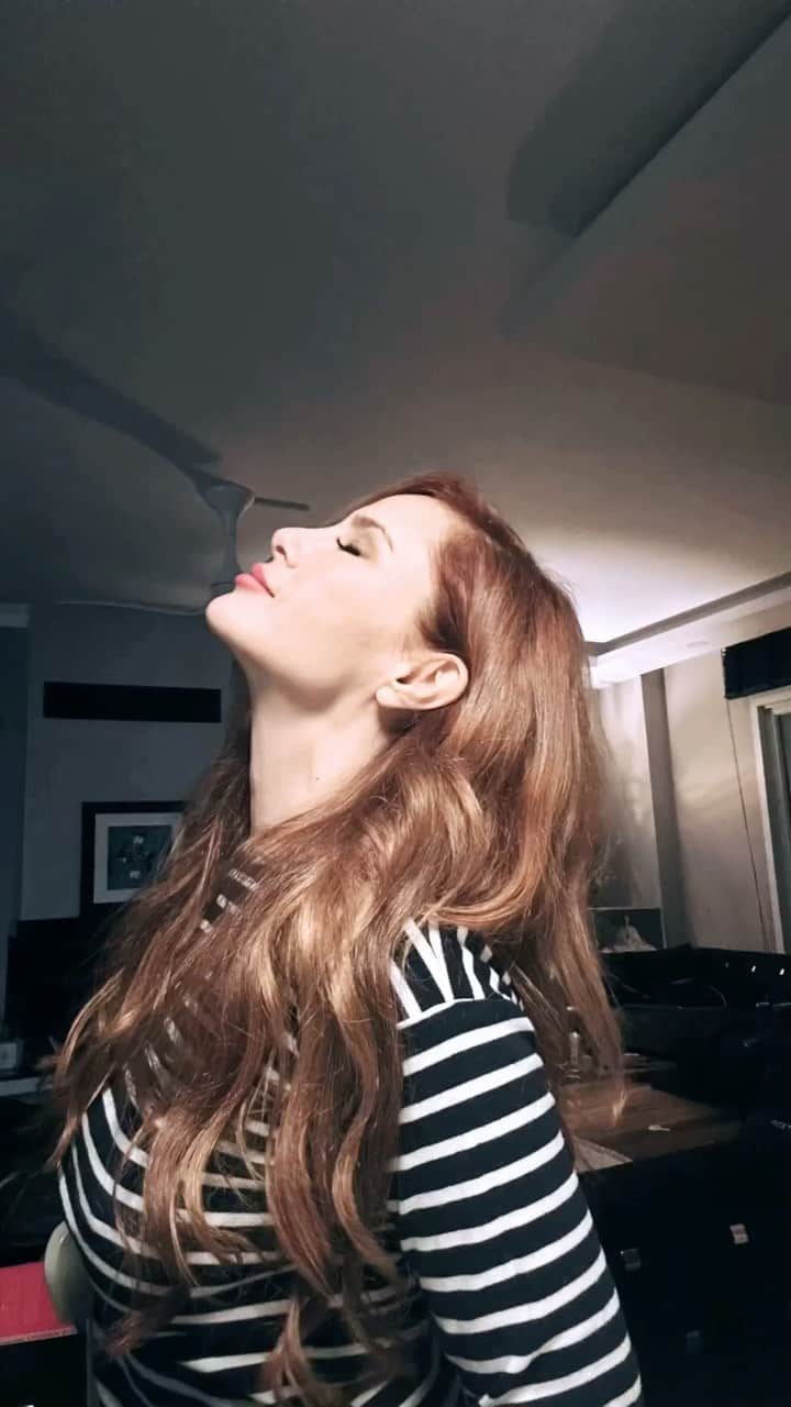 Mine Tugayのインスタグラム：「Akşam akşam😆」