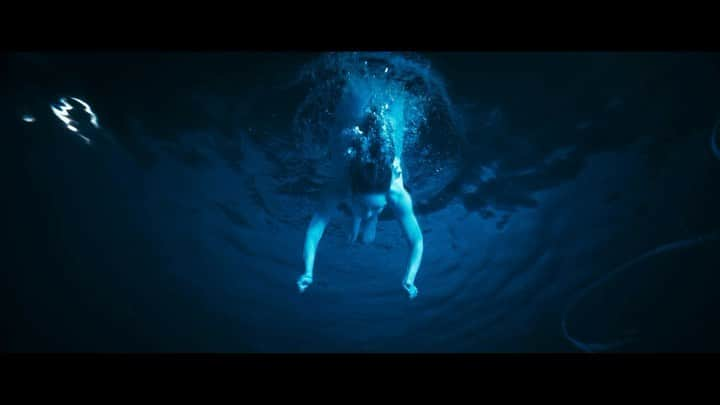 ジェームズ・ワンのインスタグラム：「Here’s a teaser for NIGHT SWIM, the next original horror from Atomic Monster & Blumhouse! Just when you thought it was safe to go back into the water! Written & Directed by @brycejmcguire  Everything you fear is under the surface. #NightSwimMovie - coming soon to theaters!」