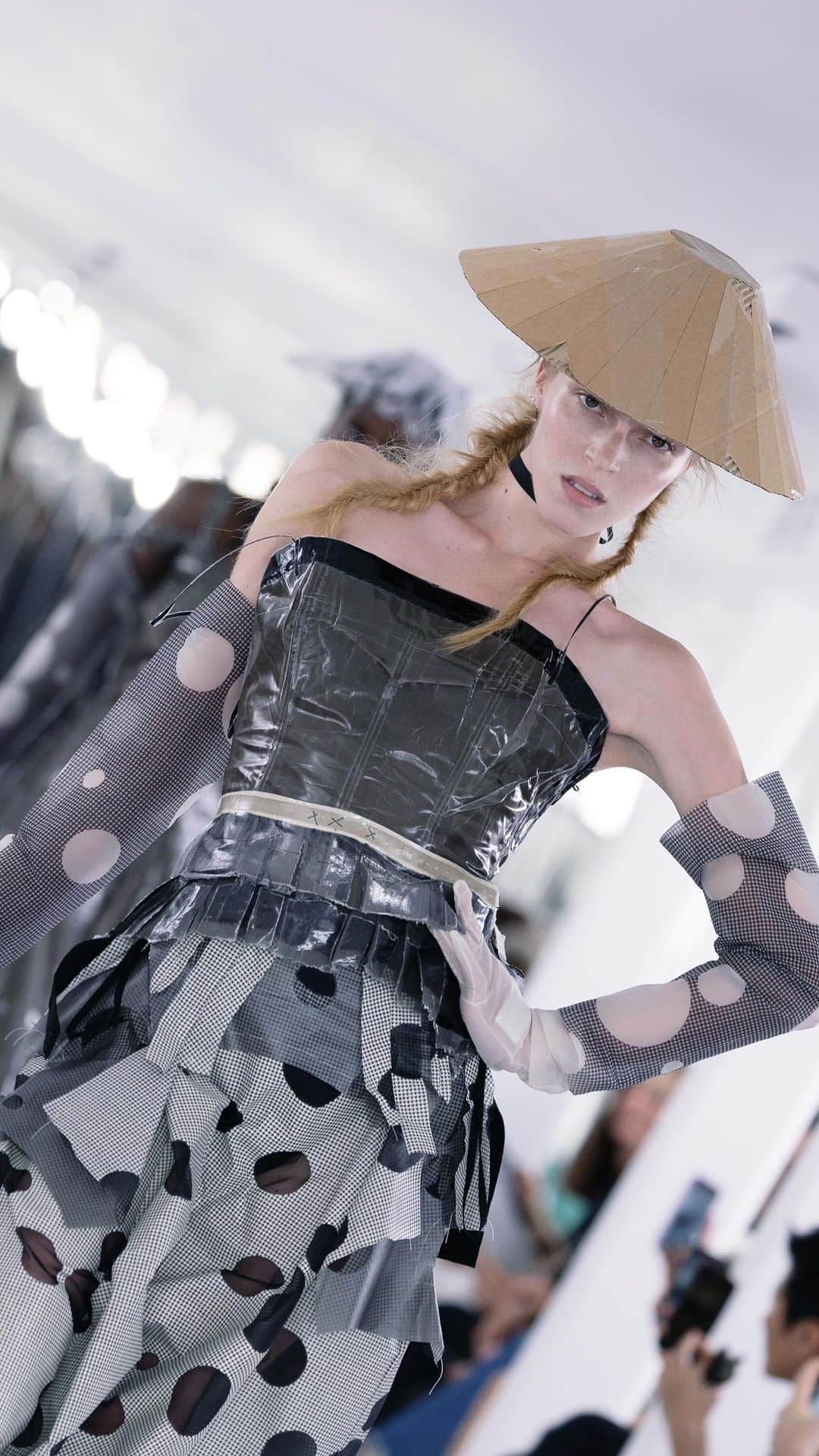 Maison Margielaのインスタグラム：「For the Spring-Summer 2024 Co-Ed Collection, Maison Margiela stages a search for individual truth reflected in the generational adaptation of an inherited wardrobe. Evoking the memory of one age through the radical eyes of the next, Creative Director John Galliano triggers a chemical reaction between eras and attitudes founded in a flashback narrative imagined within the Maison’s ongoing chronicle of the characters Count and Hen」