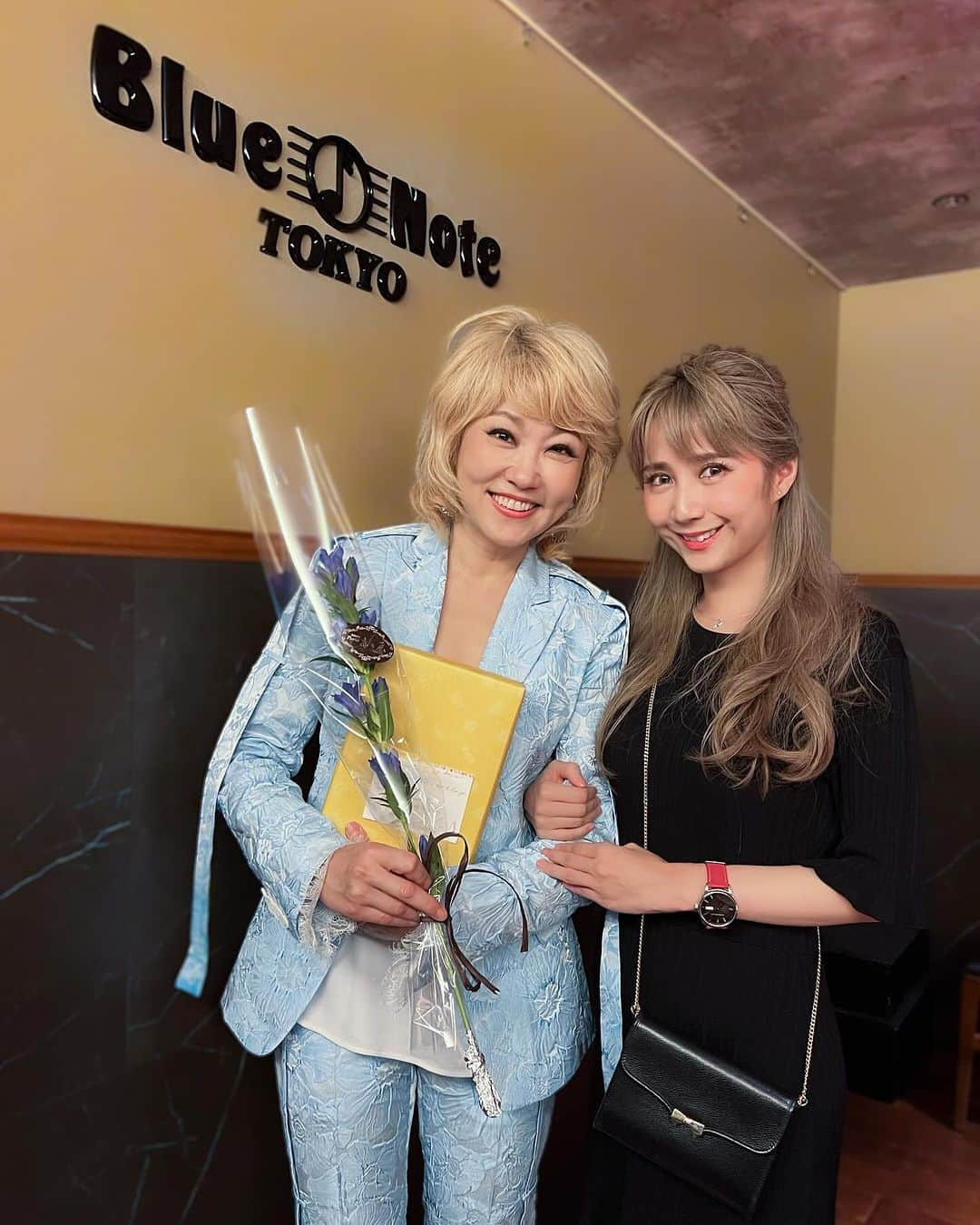 サラ・オレインのインスタグラム：「Ms Youn Sun Nah doesn’t miss a note @BlueNoteTokyo 🎵  What a treat! Thank you for the “Momento Magico”✨  I was worried I wouldn’t make it from Hiroshima, but didn’t miss a note! 😆  So happy to see my supporters at the show too. She is magnificent and has to be seen live! Such a sensitive performance by the legend Ulf Wakenius.   The setlist was wonderful, but if I had to mention some highlights, “Asturias” (vocal acrobatics best seen live), “Arirang”🇰🇷🥲. Big voices are always impressive of course, but Ms Youn’s pianissimo’s are really something - don’t want to miss any magical moment.   I could go on and on, but alas, I am actually hopping on a boat to perform at sea🛥️  Has been a hectic but wonderful 4 musical days but really needed the energy and peace from Ms Youn to keep going.   감사합니다♪🩵  ユン・サン・ナ @bluenotetokyo   何とか広島から間に合った！  生で観られる奇跡🥹 第一声から凄かったでしょう⁈もう楽器！ ウルフ・ワケーニウス氏のギターも流石😮 繊細で歌を殺さず引立てる。クラシックギターの要素もあったり、上品でカッコ良いプレイ  サラジオで流させて頂いた「Asturias」もセトリに入ってて、来た！お客様の反応を観るのも楽しかったです。どの曲も素晴らしかったですが、韓国の第二の国歌と言われてた「Arirang」は心を揺さぶられましたね。海外の公演でこのような日本語の曲をお届けしたいなと思ったり。  凄い音域と一曲の中で色々な人格が現れる！ ヴォーカルのアクロバットはお見事。 勿論、物凄い声量や高音で歌われる凄さは言うまでもないですが、ユンさんのピアニッシモには耳を澄ませたくなる。一音、ブレス一つでも聞き逃したくない！小さく歌うのも凄技です。何と言うコントロール！  と、永遠と書けますが(笑) 船旅の準備へ💦  日本のお花をお渡ししたく、枕草子にも出てくる竜胆を(余談ですが、私が最も好きなワインの一つもRindo🍷)。食べ物は迷いましたが、日本と言えばおせんべいかなと🍘😆🇯🇵🎁  ユンさんに沢山のエネルギーを頂きました。ちょっとハード(でもとても有意義)な4日間だったので、パワーと癒しがとても必要でした。  これから海の上でのコンサート🛥️出航!   写真は「Peace of Mind〜土曜の朝のサラ・オレイン」のディレクターさんと。今週の土曜のサラジオは、海の上からお届け！1/f の旅へ🌊  #ユンサンナ #YounSunNah #peaceofmind土曜の朝のサラオレイン #SaRadio #サラジオ #bluenote #bluenotetokyo #Asturias #Arirang #rindo #japan #korea #france #竜胆」