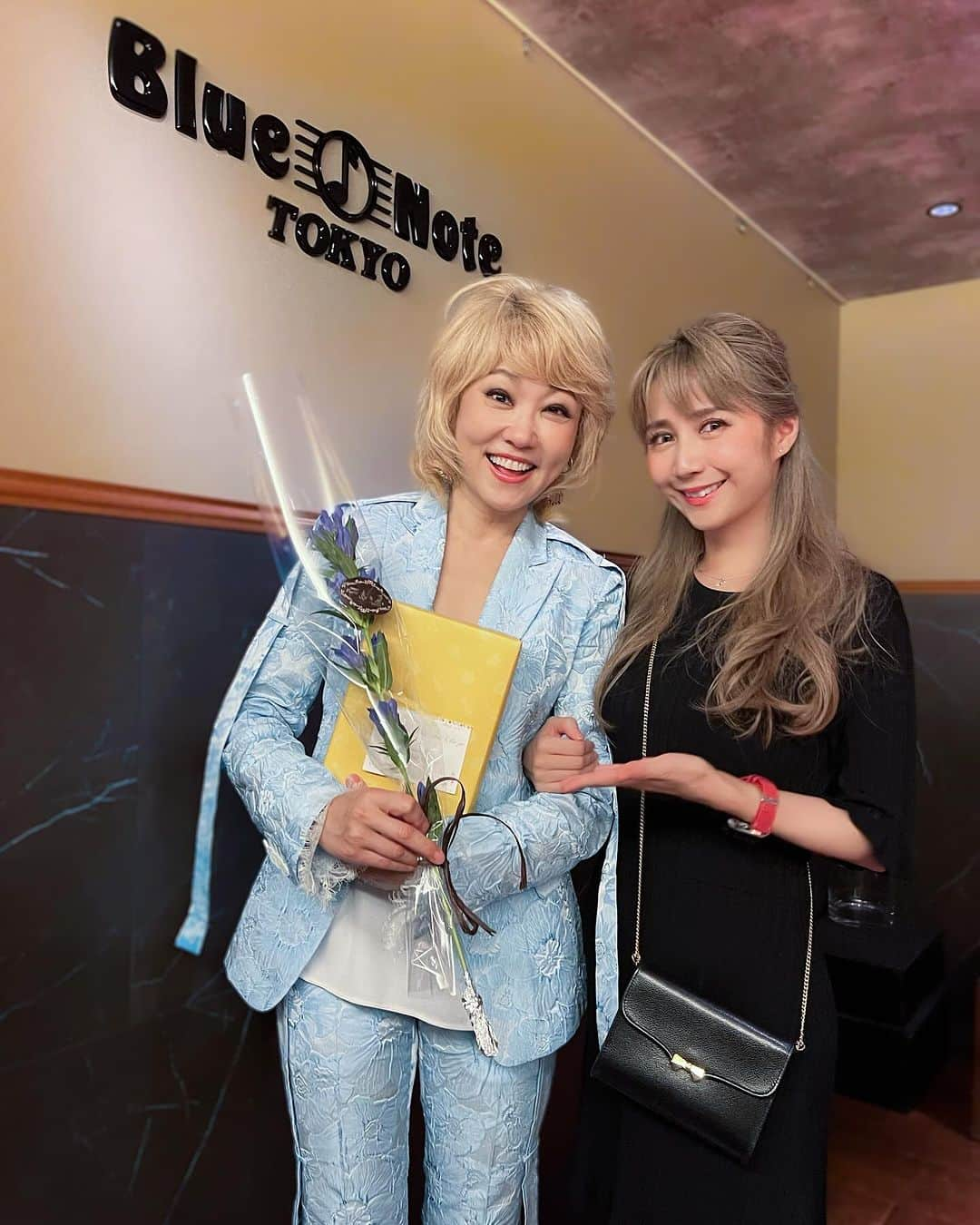 サラ・オレインさんのインスタグラム写真 - (サラ・オレインInstagram)「Ms Youn Sun Nah doesn’t miss a note @BlueNoteTokyo 🎵  What a treat! Thank you for the “Momento Magico”✨  I was worried I wouldn’t make it from Hiroshima, but didn’t miss a note! 😆  So happy to see my supporters at the show too. She is magnificent and has to be seen live! Such a sensitive performance by the legend Ulf Wakenius.   The setlist was wonderful, but if I had to mention some highlights, “Asturias” (vocal acrobatics best seen live), “Arirang”🇰🇷🥲. Big voices are always impressive of course, but Ms Youn’s pianissimo’s are really something - don’t want to miss any magical moment.   I could go on and on, but alas, I am actually hopping on a boat to perform at sea🛥️  Has been a hectic but wonderful 4 musical days but really needed the energy and peace from Ms Youn to keep going.   감사합니다♪🩵  ユン・サン・ナ @bluenotetokyo   何とか広島から間に合った！  生で観られる奇跡🥹 第一声から凄かったでしょう⁈もう楽器！ ウルフ・ワケーニウス氏のギターも流石😮 繊細で歌を殺さず引立てる。クラシックギターの要素もあったり、上品でカッコ良いプレイ  サラジオで流させて頂いた「Asturias」もセトリに入ってて、来た！お客様の反応を観るのも楽しかったです。どの曲も素晴らしかったですが、韓国の第二の国歌と言われてた「Arirang」は心を揺さぶられましたね。海外の公演でこのような日本語の曲をお届けしたいなと思ったり。  凄い音域と一曲の中で色々な人格が現れる！ ヴォーカルのアクロバットはお見事。 勿論、物凄い声量や高音で歌われる凄さは言うまでもないですが、ユンさんのピアニッシモには耳を澄ませたくなる。一音、ブレス一つでも聞き逃したくない！小さく歌うのも凄技です。何と言うコントロール！  と、永遠と書けますが(笑) 船旅の準備へ💦  日本のお花をお渡ししたく、枕草子にも出てくる竜胆を(余談ですが、私が最も好きなワインの一つもRindo🍷)。食べ物は迷いましたが、日本と言えばおせんべいかなと🍘😆🇯🇵🎁  ユンさんに沢山のエネルギーを頂きました。ちょっとハード(でもとても有意義)な4日間だったので、パワーと癒しがとても必要でした。  これから海の上でのコンサート🛥️出航!   写真は「Peace of Mind〜土曜の朝のサラ・オレイン」のディレクターさんと。今週の土曜のサラジオは、海の上からお届け！1/f の旅へ🌊  #ユンサンナ #YounSunNah #peaceofmind土曜の朝のサラオレイン #SaRadio #サラジオ #bluenote #bluenotetokyo #Asturias #Arirang #rindo #japan #korea #france #竜胆」10月6日 3時28分 - sarahalainn