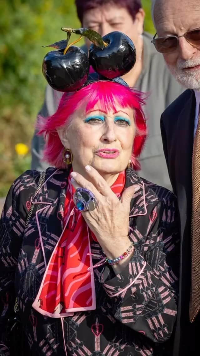 ピアーズアトキンソンのインスタグラム：「Superb shot of @zandra_rhodes_ by @geoffpughpictures at her friend #MaryQuant’s memorial. Zandra wears suit from her collaboration with @Valentino / @andrewlogansculptor jewellery and custom #piersatkinson #hypercherries 🖤🖤」