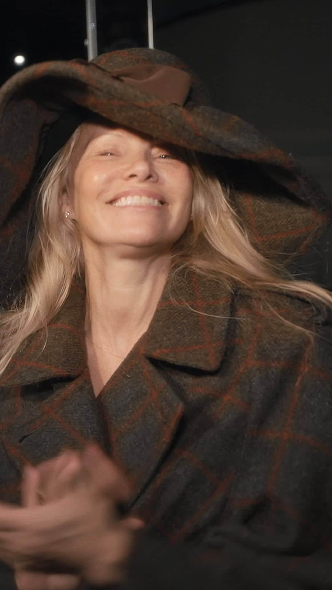 パメラ・アンダーソンのインスタグラム：「Makeup-free, liberated, and happier than ever, @PamelaAnderson welcomed us to join her in her hotel suite as she got ready to attend the @VivienneWestwood show in Paris. For the occasion, Vogue France’s @Hugocmpn had a deep conversation with the star about what it’s like to break free from beauty conventions and embrace your authentic self, and why she has a responsibility to do so as a woman in the public eye. Dressed in her own vintage Vivienne Westwood look with one of her signature hat, the star was a poetic and romantic vision in the streets of Paris.  You definitely don’t need a stylist or a glam team, Pamela!   Director: @Tim_Jarrosson  Journalist, Social & Video Editor At-Large: @hugocmpn   Sound: Hubert Rey Grange Production Manager: @amaurydlcb __  Editor: @vnk_editing  Post-Producer: @_agatherm __  Casting Video Manager: @adele_ligerot   #pfw #pamelaanderson #viviennewestwood #parisfashionweek」