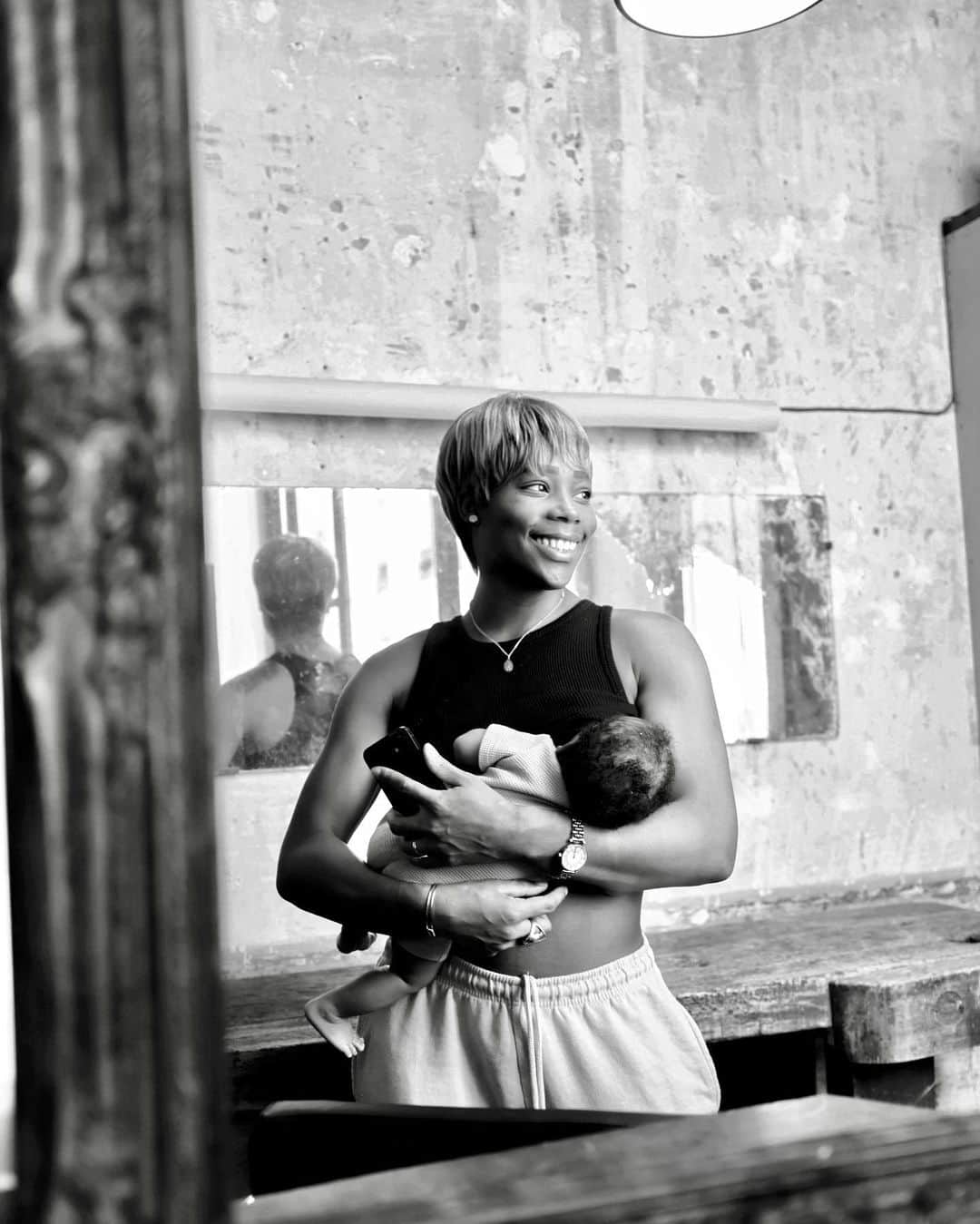 ステラ・アカクポのインスタグラム：「#BEREAL  Motherhood | Shooting 🎥  Je n’ai jamais vraiment aimé les shootings photo classique avec des fonds couleurs, des accessoires et des lumieres ou l’on posent simplement avec son bébé. C’est jolie, mais selon moi cela représente tout sauf la vraie vie. La vie avec un bébé est constamment en mouvement, et c’est ce que j’ai demandé à mon amie @elyse.isis de photographié. Deux heures dans un atelier de Paris, à discuter, rire et échanger en capturant des moments de vies les plus naturelles possible en jogging-débardeur.   #mommylife #motherhood」