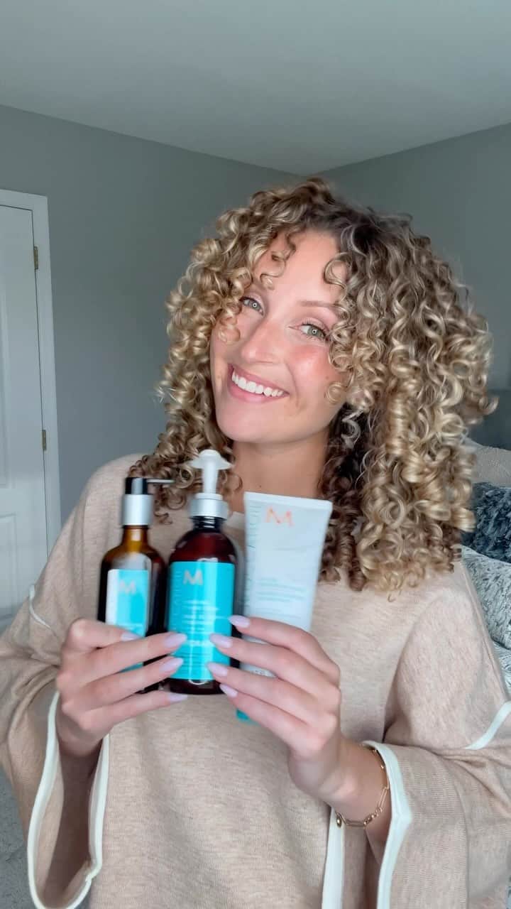 Moroccanoilのインスタグラム：「This one’s for the curly girls.  Shop @ringlet.riss’s favorites from our Friends & Family Event- happening now!  💙High Shine Gloss Mask 💙Hydrating Styling Cream 💙Moroccanoil Treatment Light」