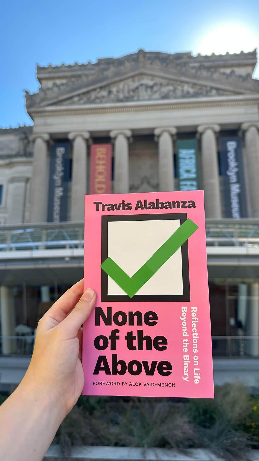 のインスタグラム：「Brooklyn Reads is back! 📚  On October 26 at 7 pm, we are celebrating the release of Travis Alabanza’s (@travisalabanza) memoir, None of the Above: Reflections on Life Beyond the Binary. In this memoir, Alabanza shares seven phrases that have been directed at them throughout their life—some seemingly innocuous, some loaded or violent, some celebratory.  Joining Travis for this conversation is author, poet, and comedian, Alok Vaid-Menon (@alokvmenon).  Save your spot at the link in our bio and stick around after the event for a book signing by Travis.  #BkMReads #BrooklynMuseum」